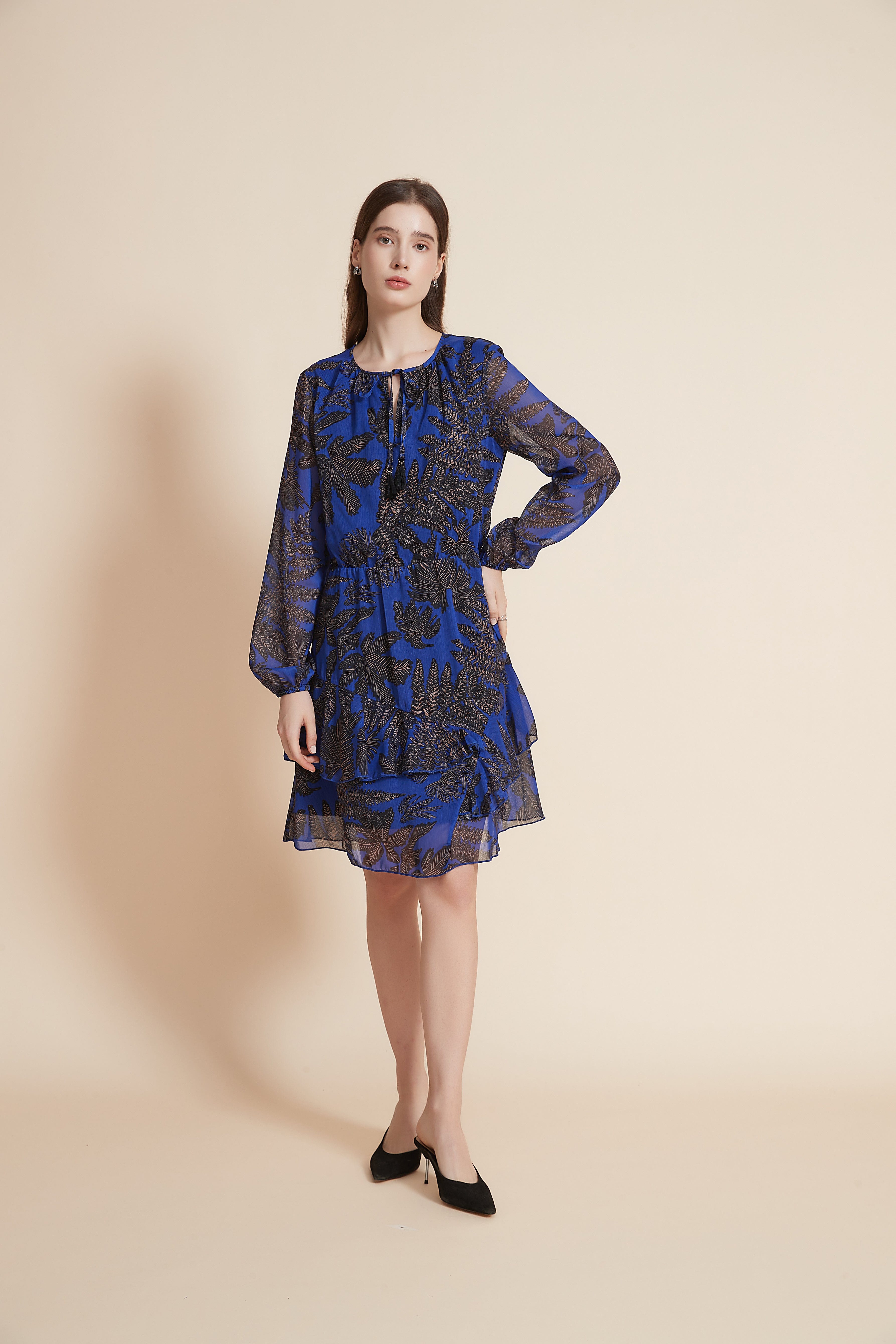 يولا فستان نسائي بطول الركبة مشجر بأكمام طويلة واسعة مع رقبة مستديرة