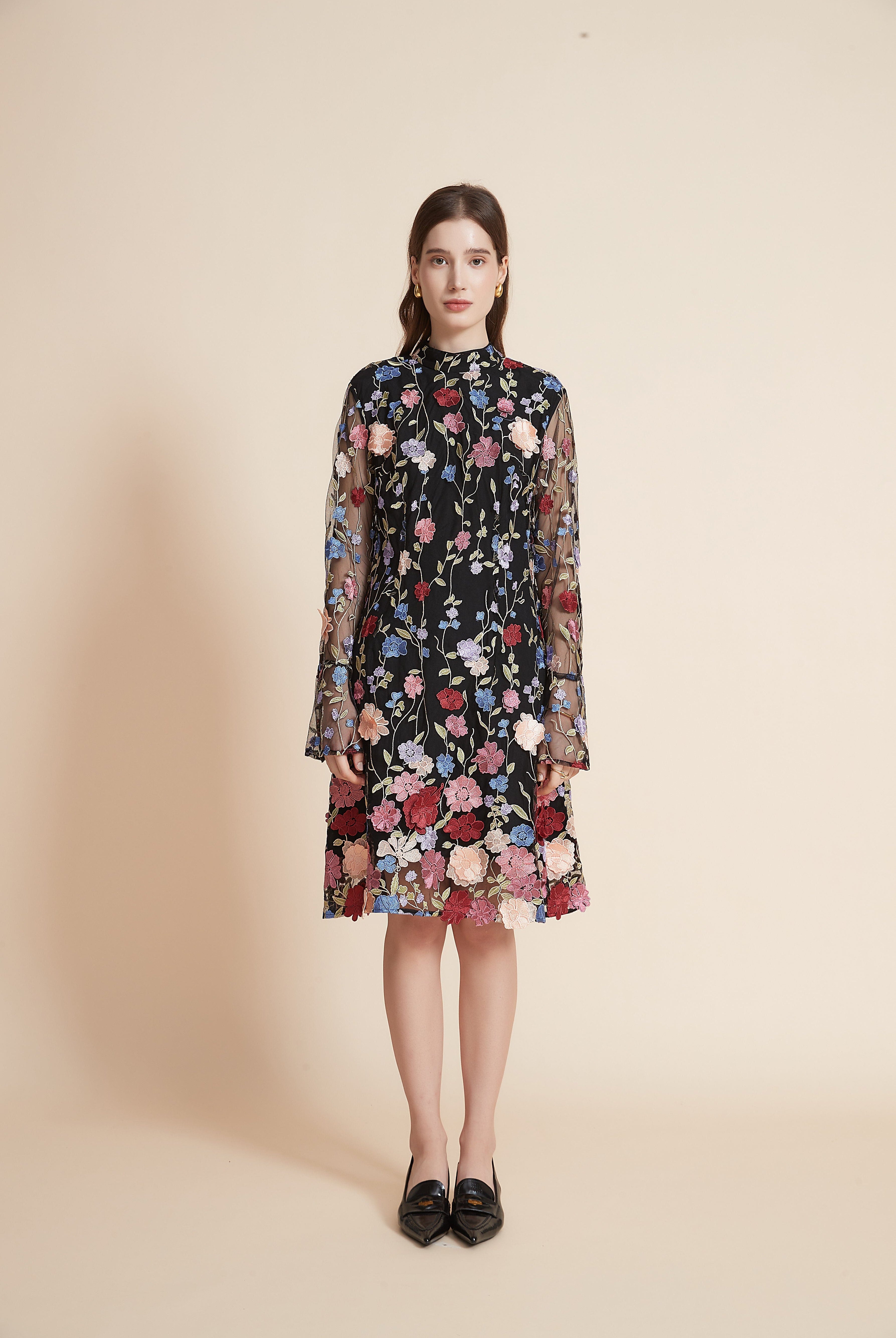 يولا فستان نسائي مورد بطول الركبة برقبة عالية وأكمام طويلة