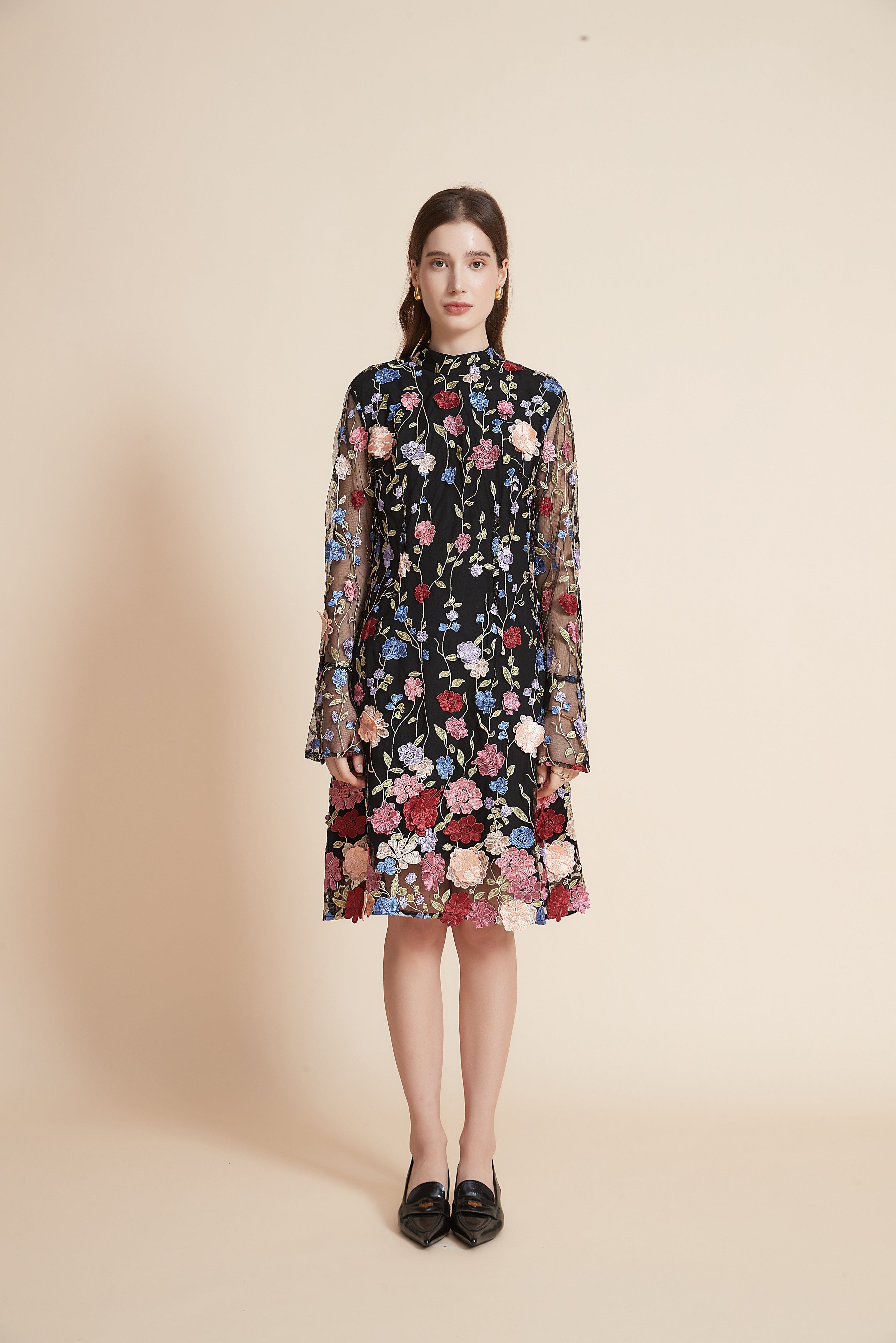 يولا فستان نسائي مورد بطول الركبة برقبة عالية وأكمام طويلة