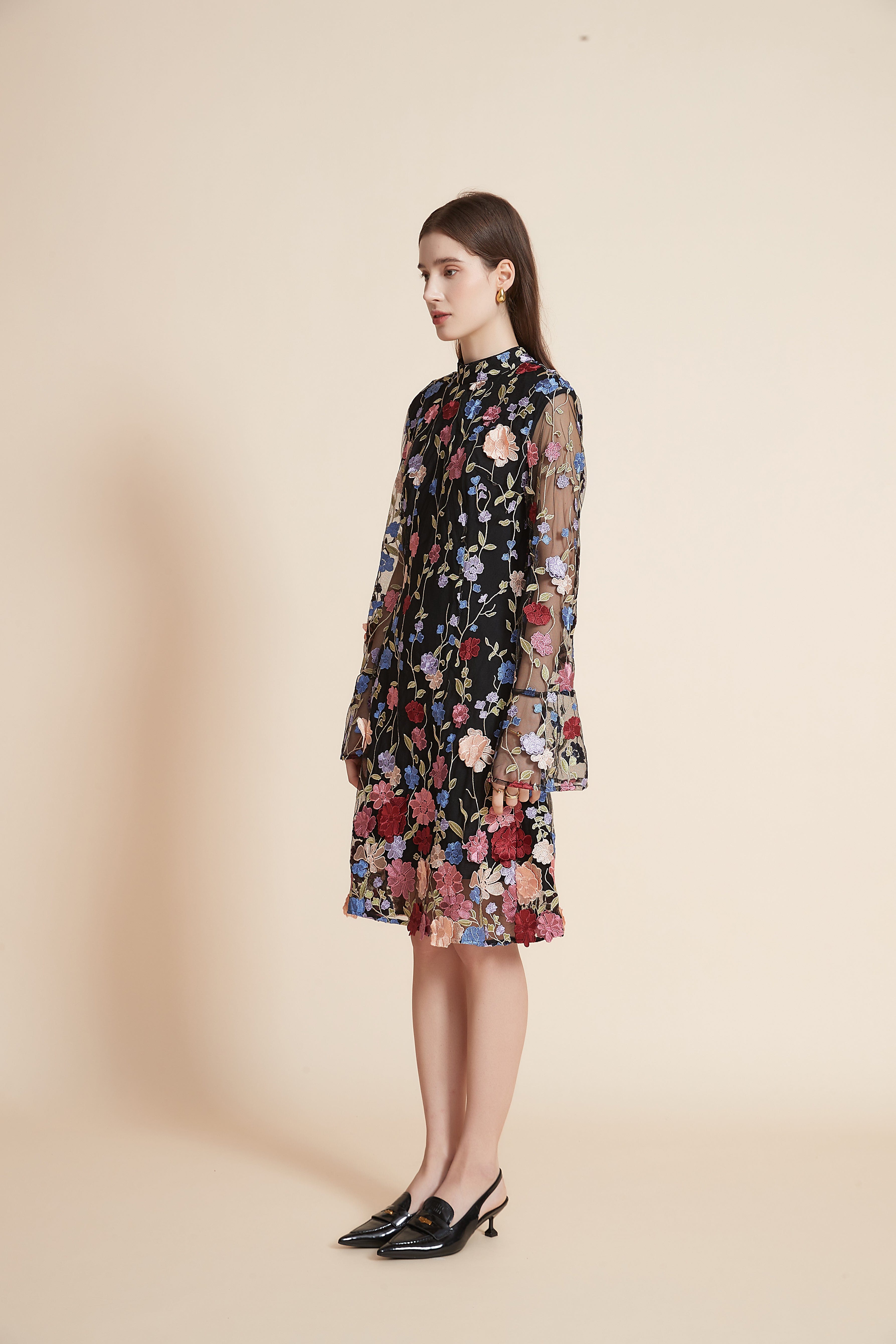 يولا فستان نسائي مورد بطول الركبة برقبة عالية وأكمام طويلة