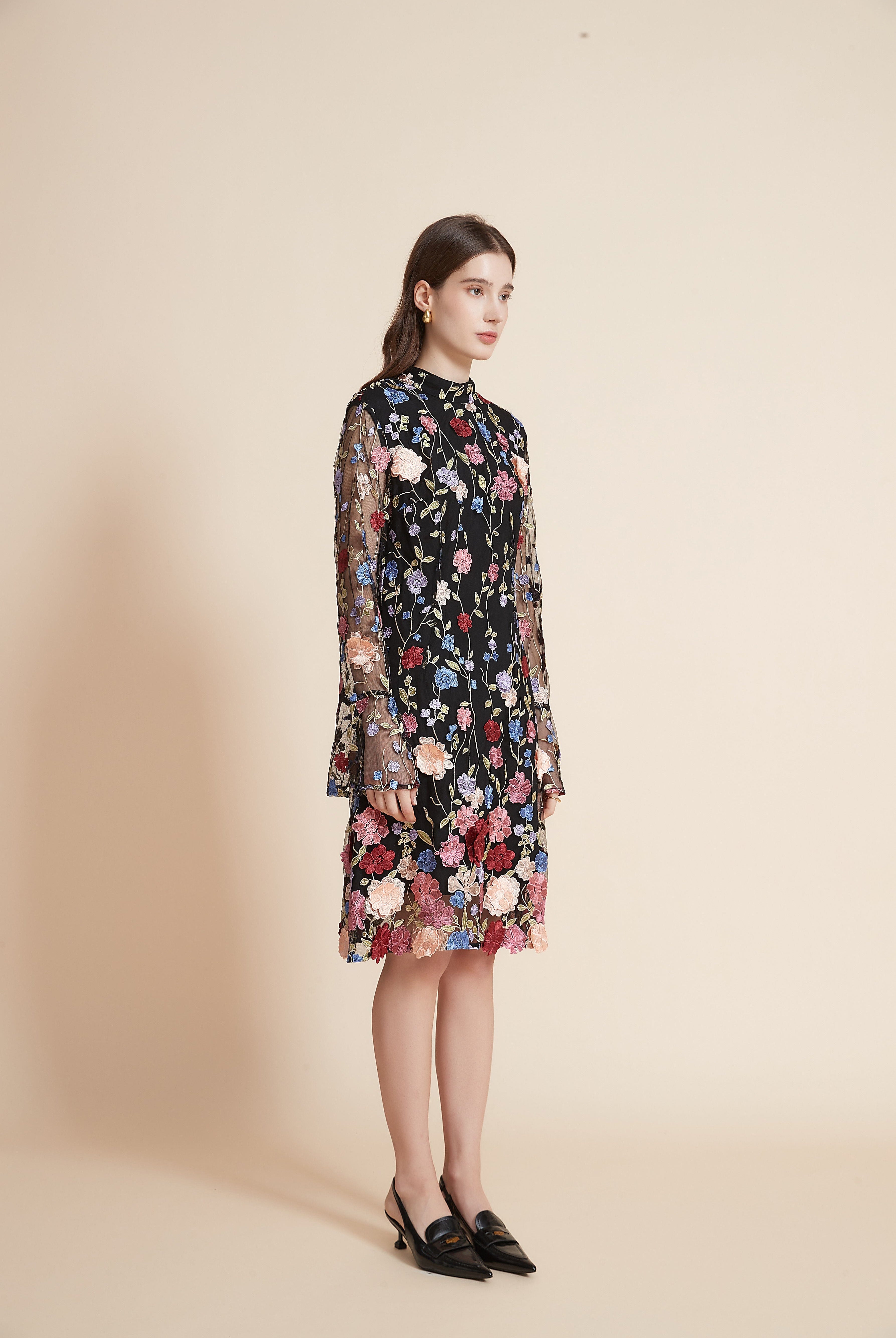 يولا فستان نسائي مورد بطول الركبة برقبة عالية وأكمام طويلة