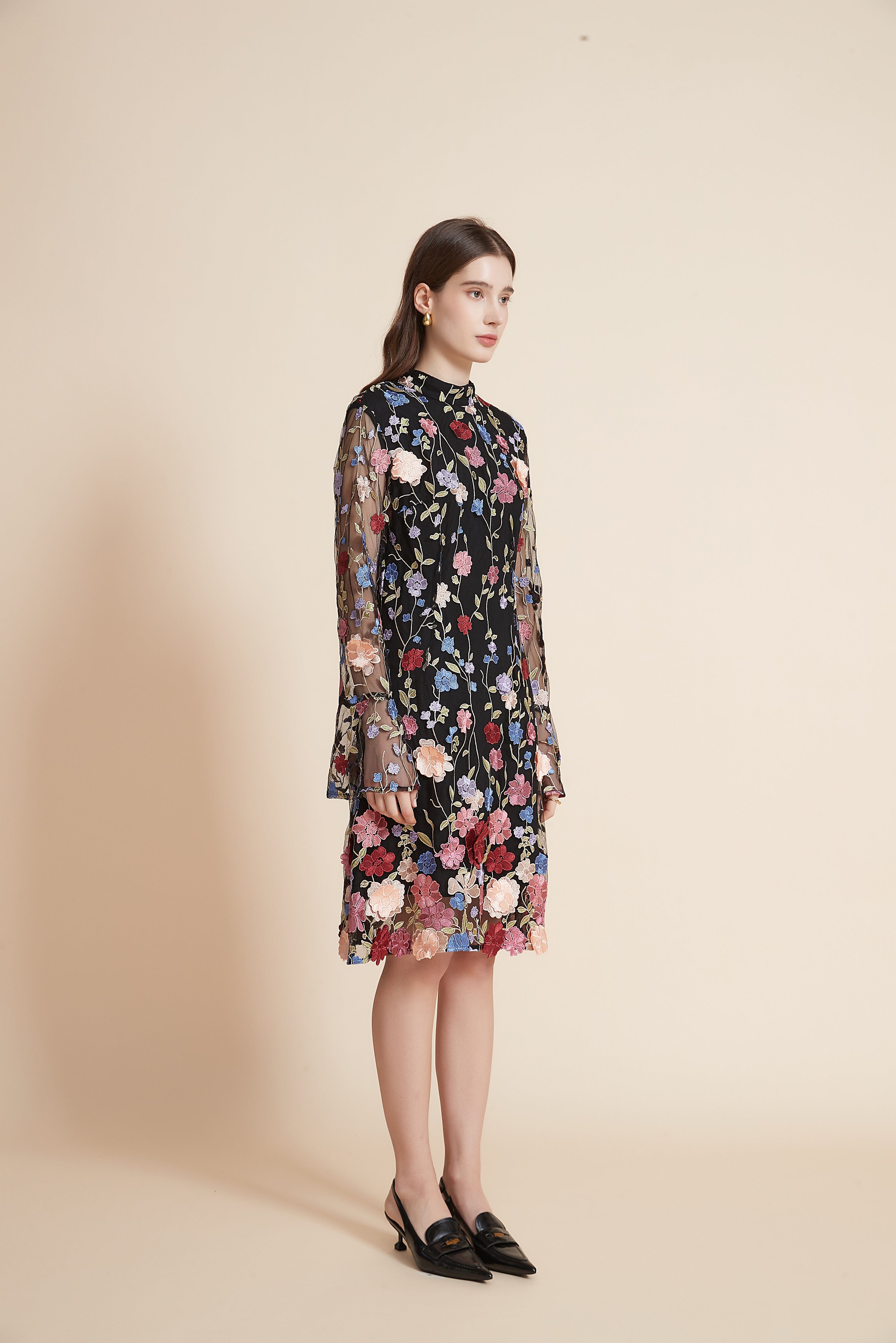 يولا فستان نسائي مورد بطول الركبة برقبة عالية وأكمام طويلة