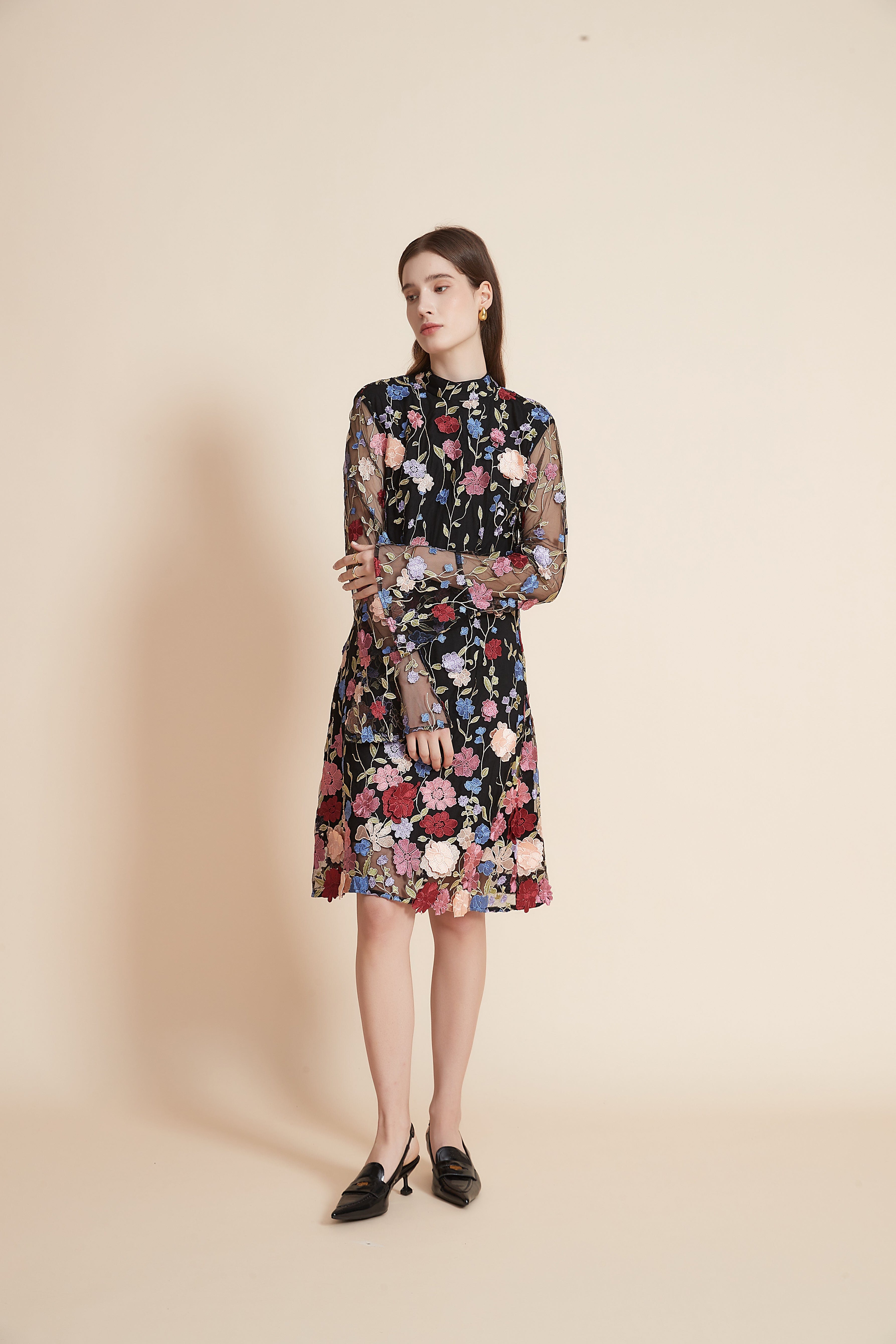 يولا فستان نسائي مورد بطول الركبة برقبة عالية وأكمام طويلة