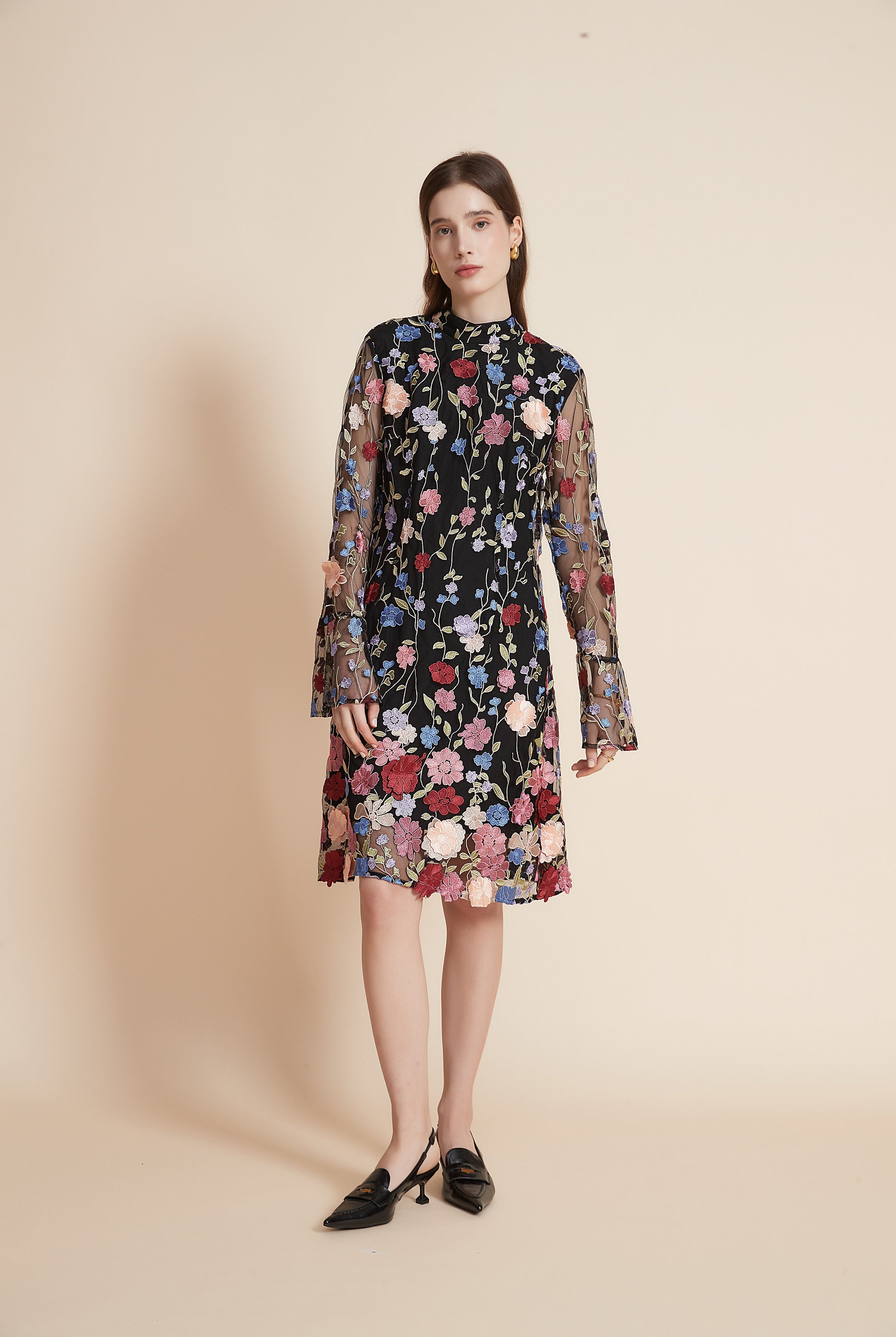 يولا فستان نسائي مورد بطول الركبة برقبة عالية وأكمام طويلة