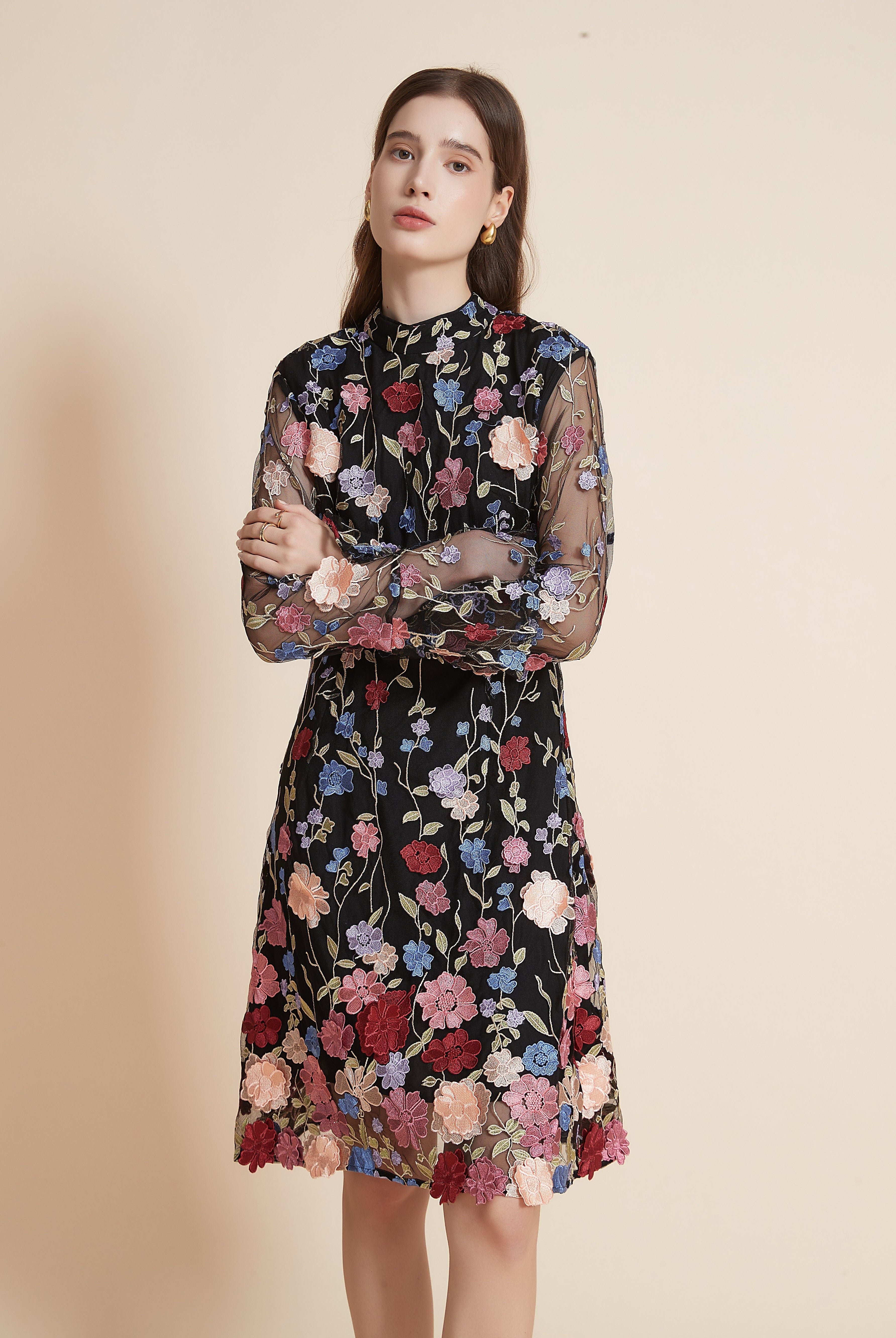 يولا فستان نسائي مورد بطول الركبة برقبة عالية وأكمام طويلة