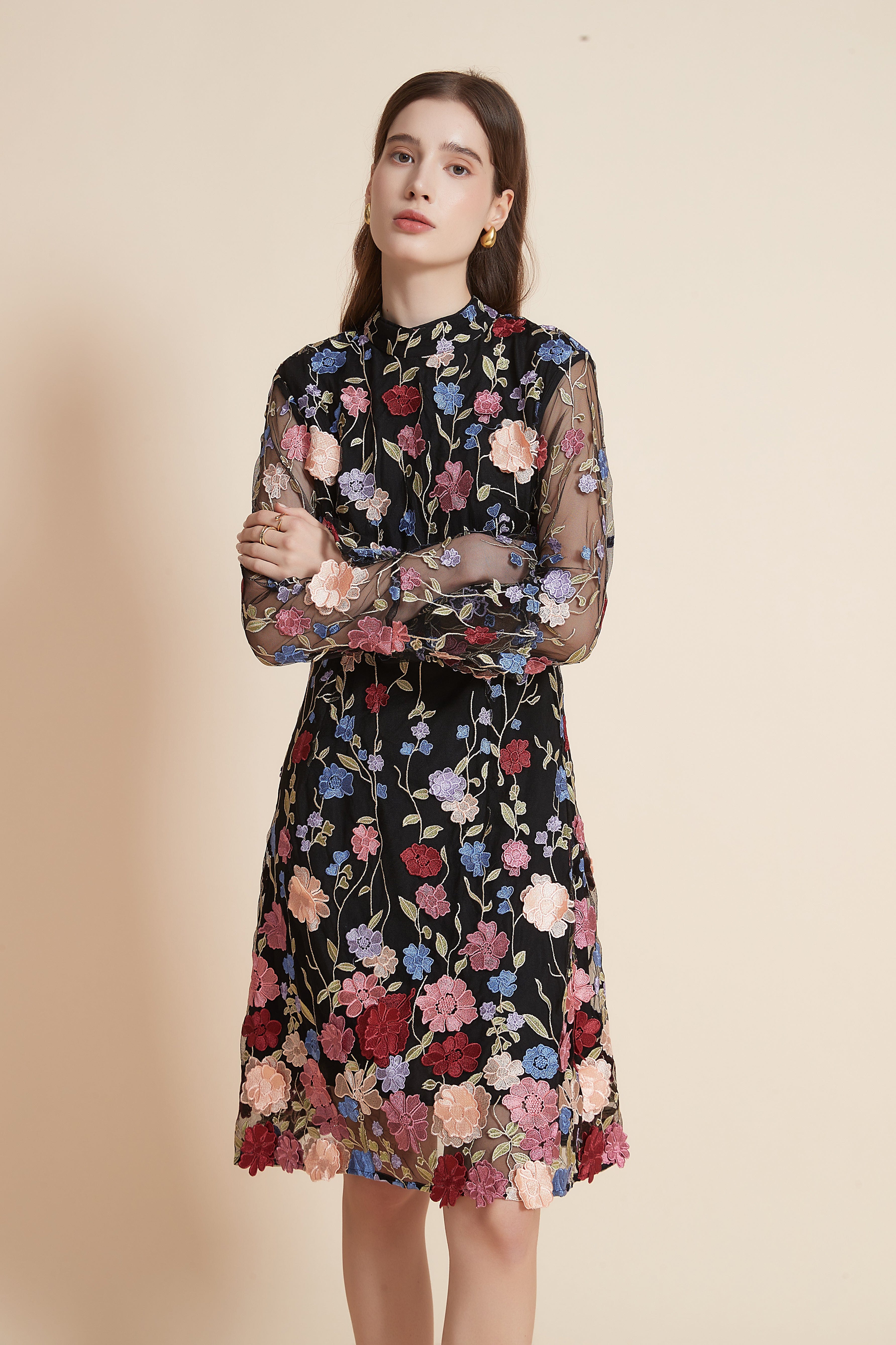 يولا فستان نسائي مورد بطول الركبة برقبة عالية وأكمام طويلة