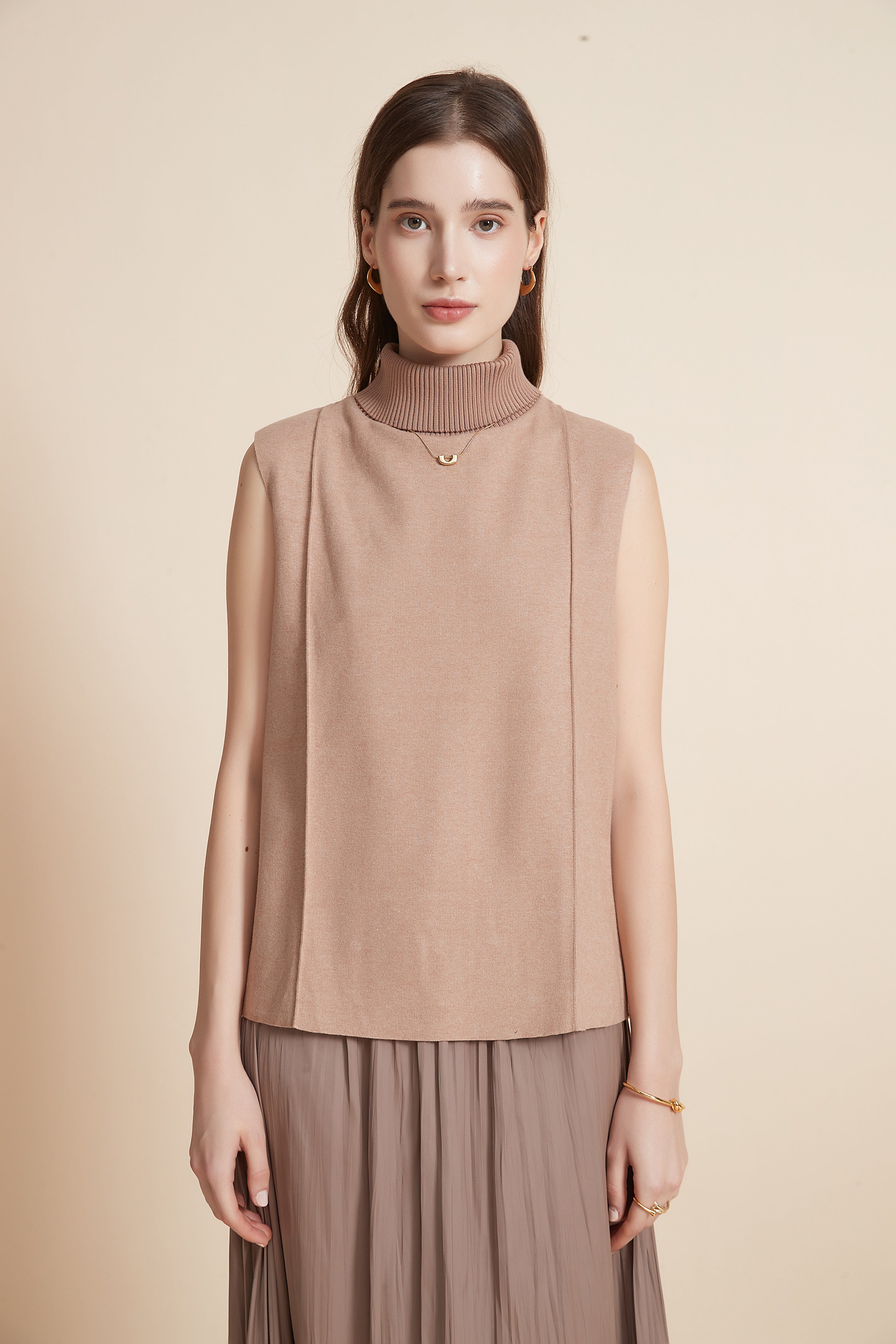 يولا بلوزة بدون اكمام ورقبة عالية بخطين تطريز بالجنب