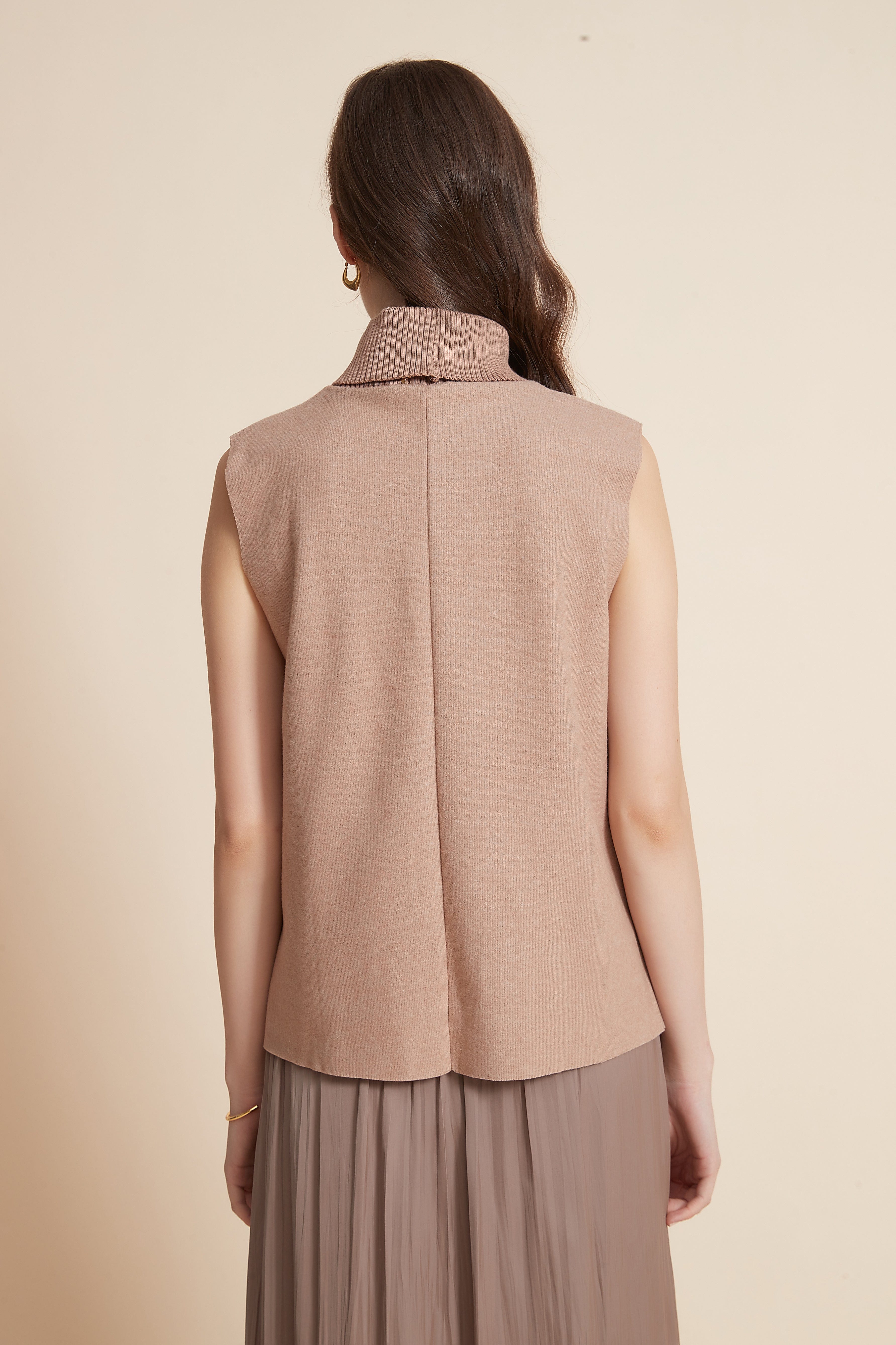 يولا بلوزة بدون اكمام ورقبة عالية بخطين تطريز بالجنب