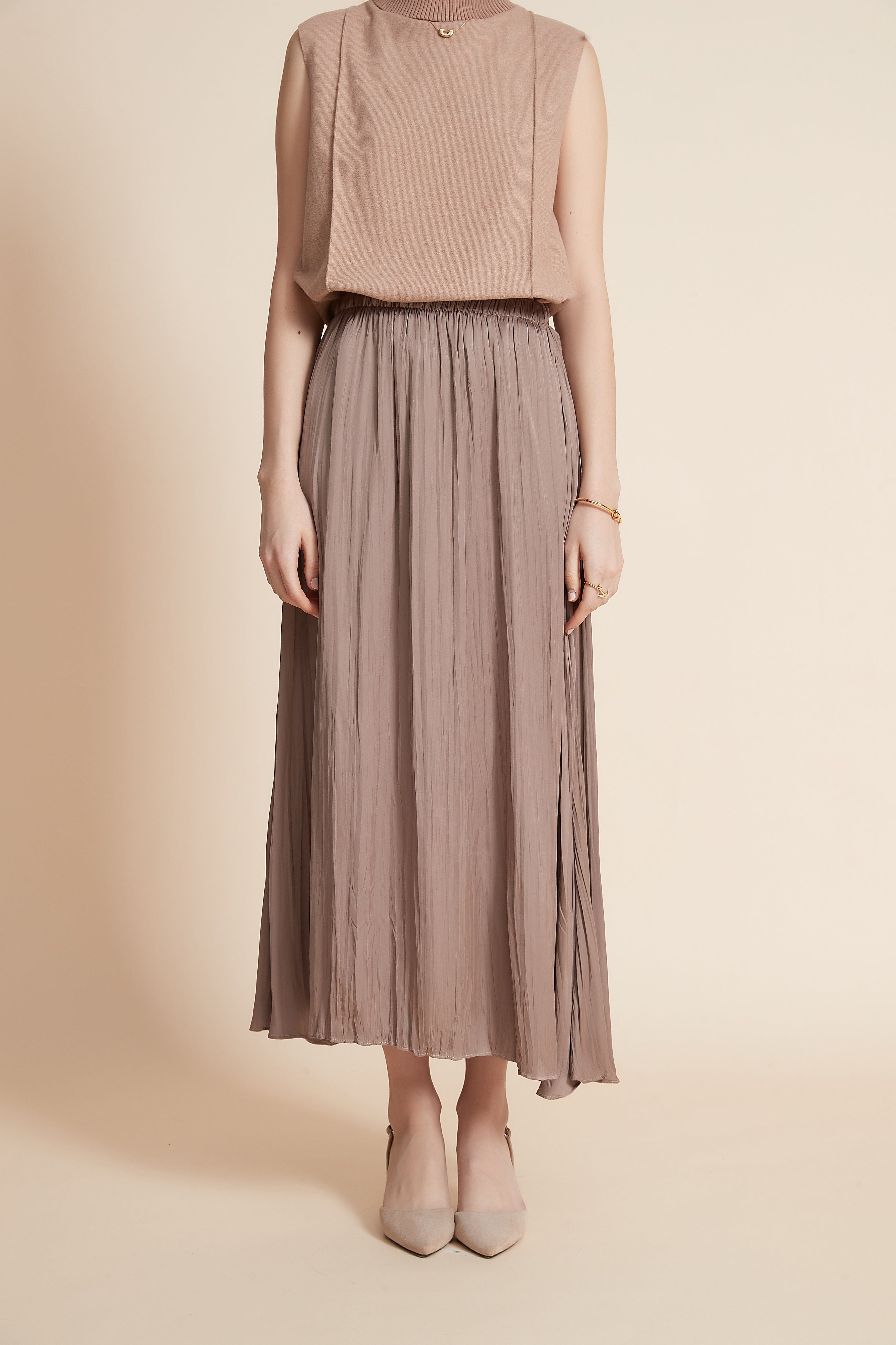 يولا بلوزة بدون اكمام ورقبة عالية بخطين تطريز بالجنب