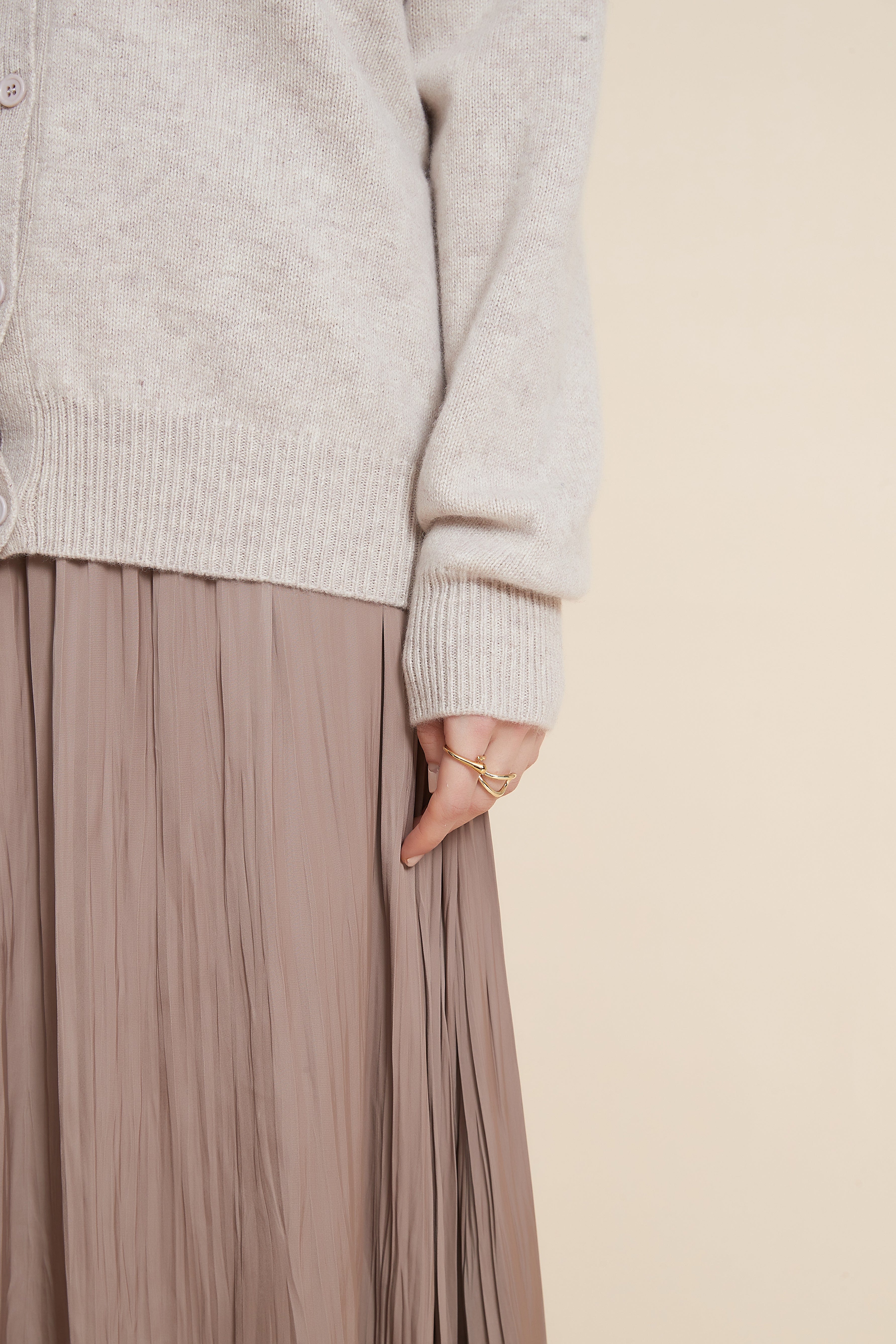 يولا كارديجان سادة بأزرار كم طويل