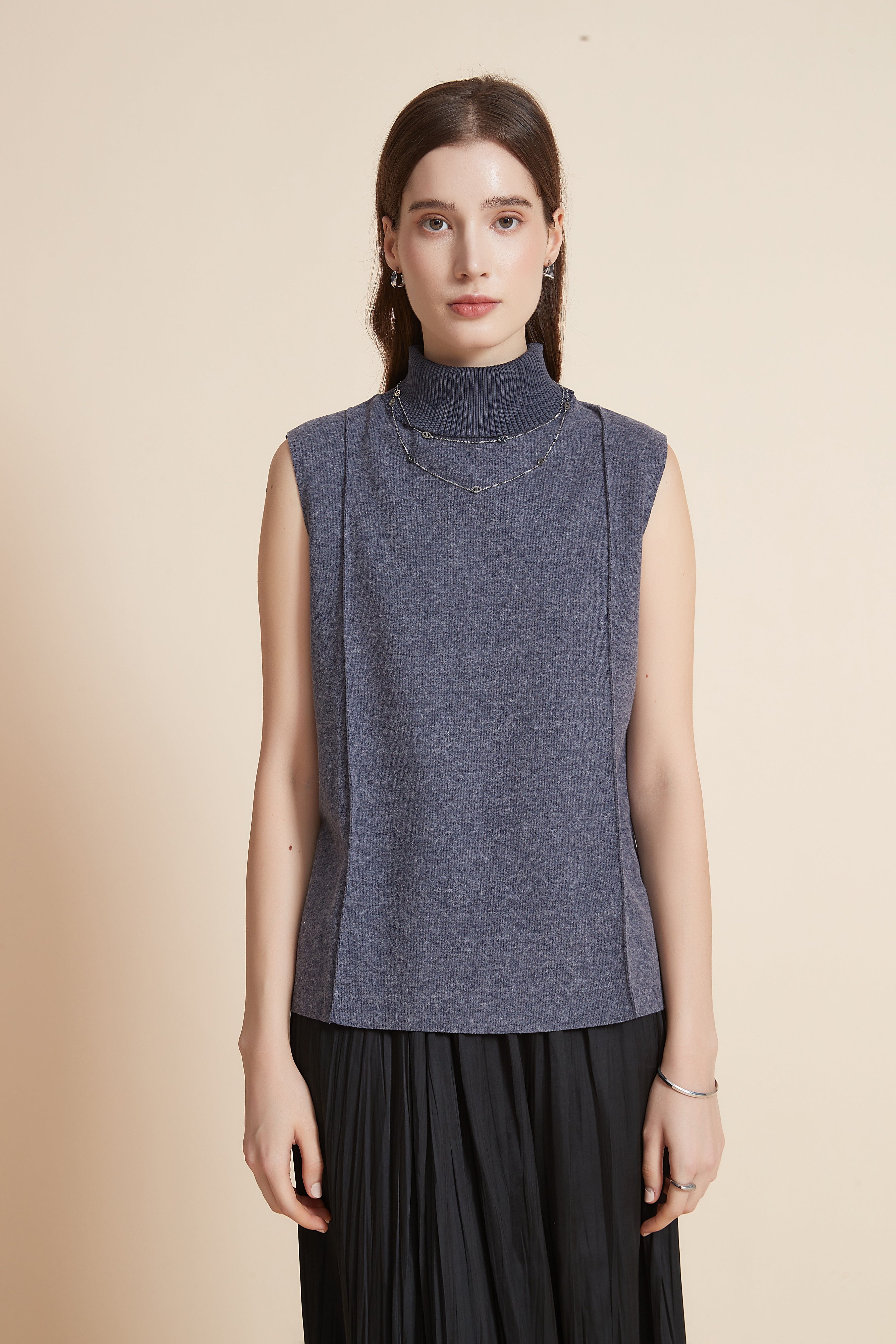 يولا بلوزة بدون اكمام ورقبة عالية بخطين تطريز بالجنب