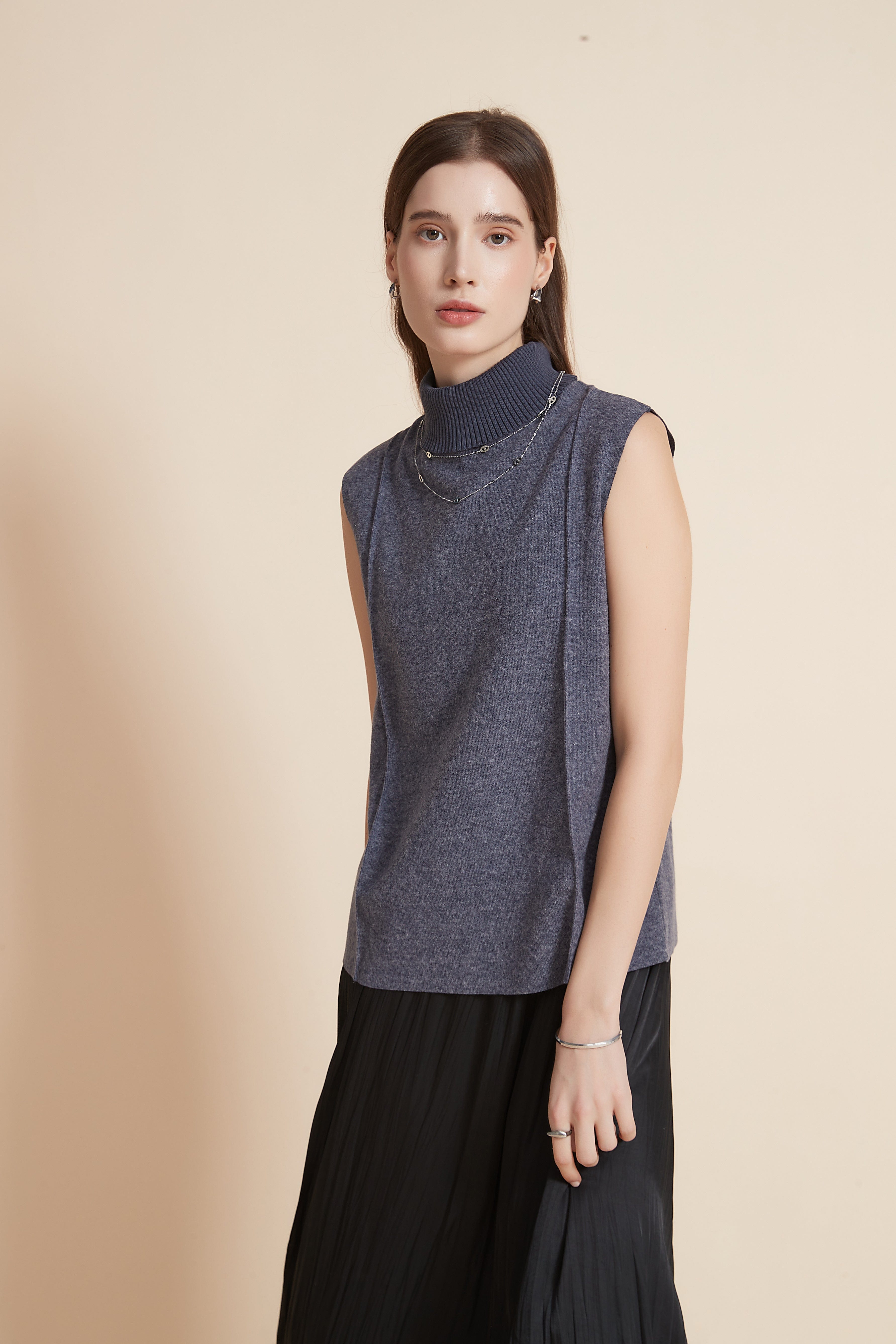 يولا بلوزة بدون اكمام ورقبة عالية بخطين تطريز بالجنب