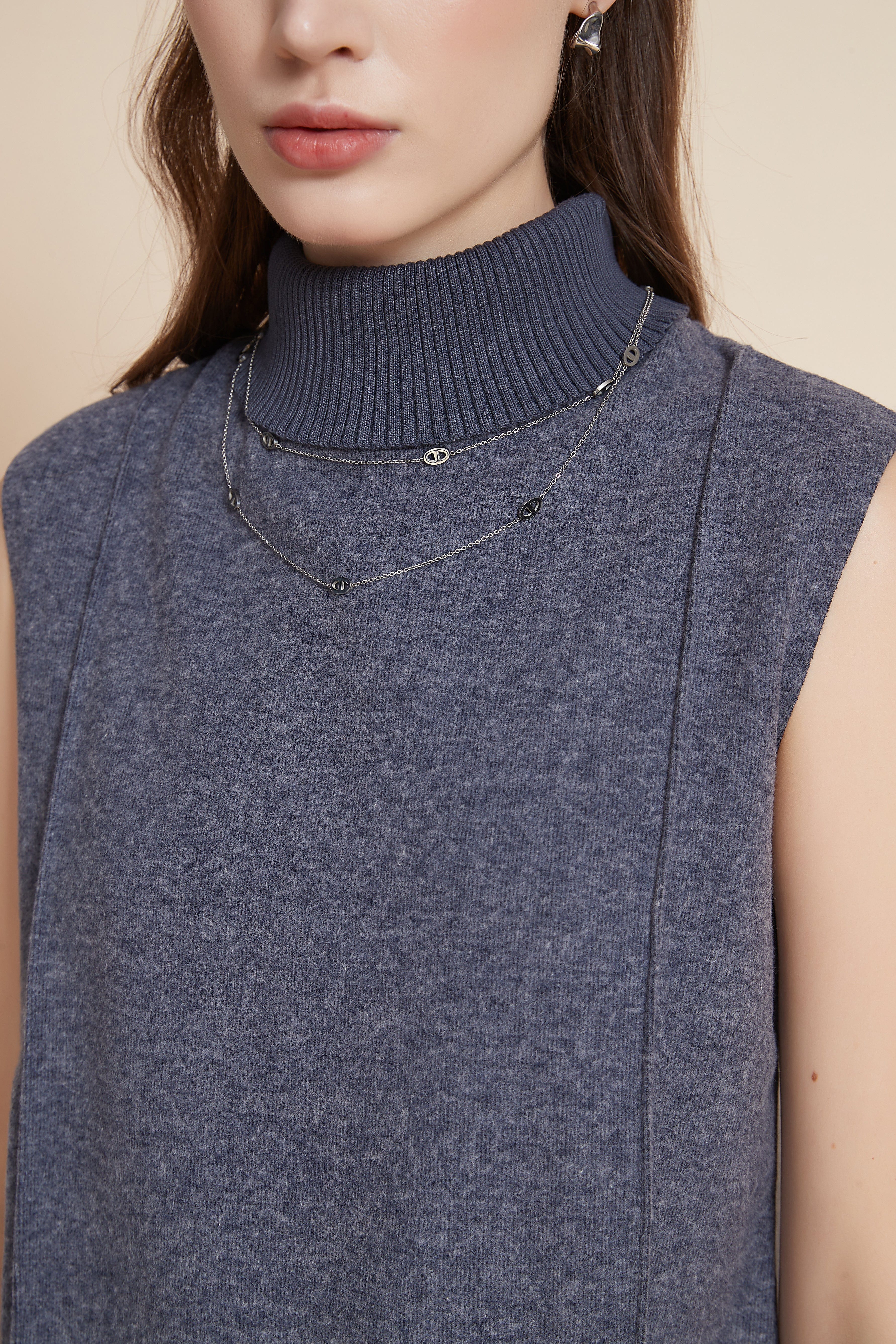 يولا بلوزة بدون اكمام ورقبة عالية بخطين تطريز بالجنب