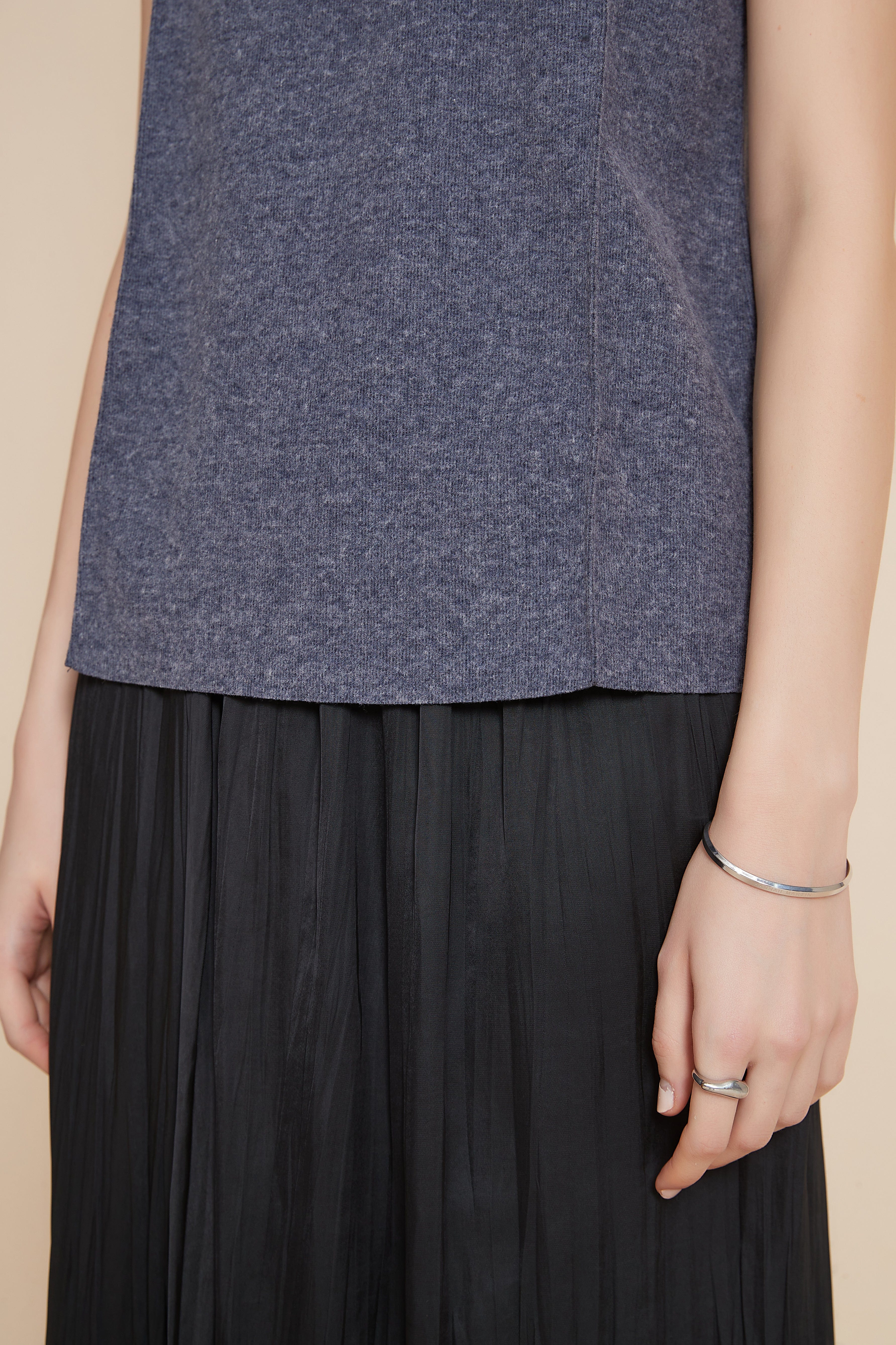 يولا بلوزة بدون اكمام ورقبة عالية بخطين تطريز بالجنب