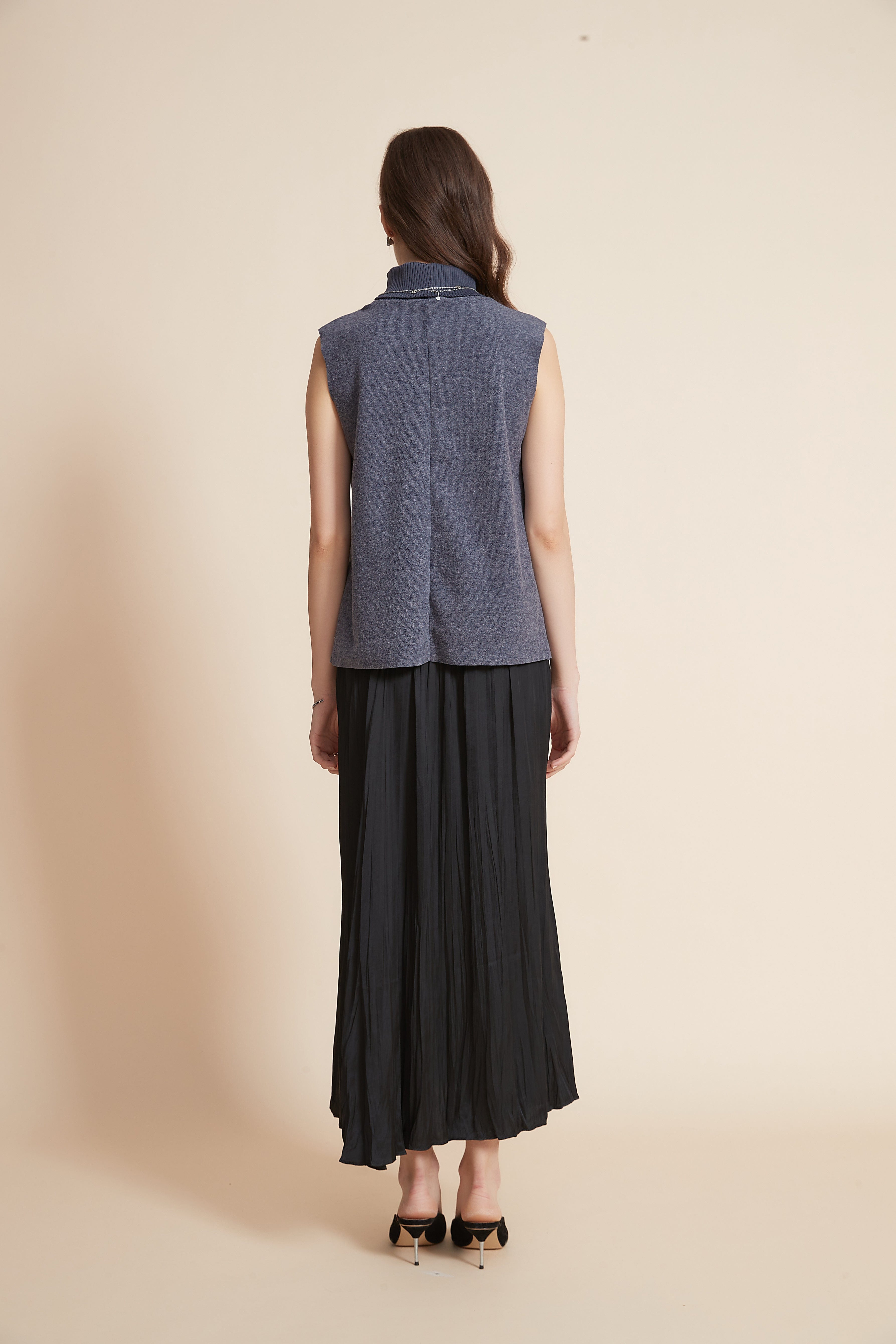 يولا بلوزة بدون اكمام ورقبة عالية بخطين تطريز بالجنب