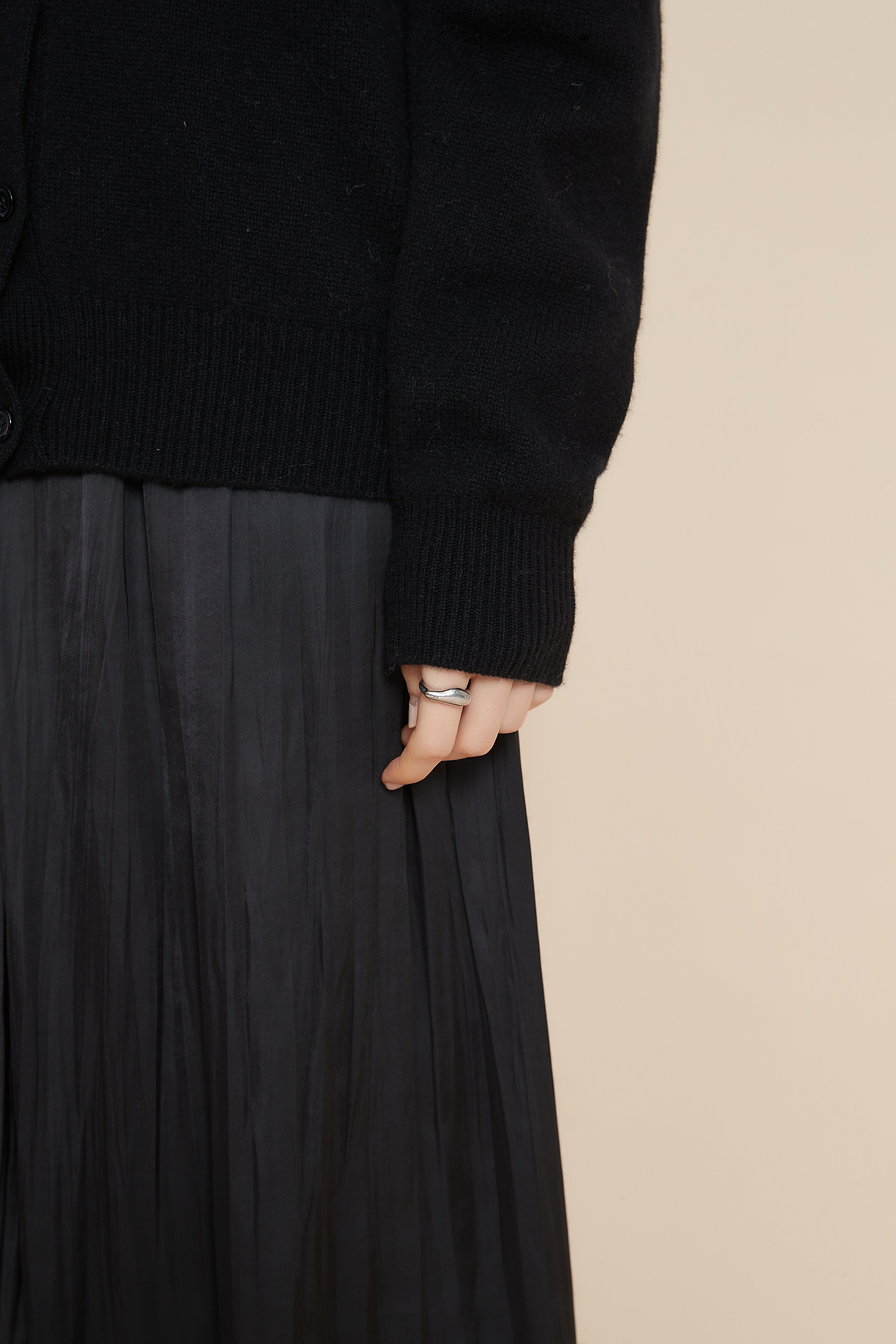 يولا كارديجان سادة بأزرار كم طويل