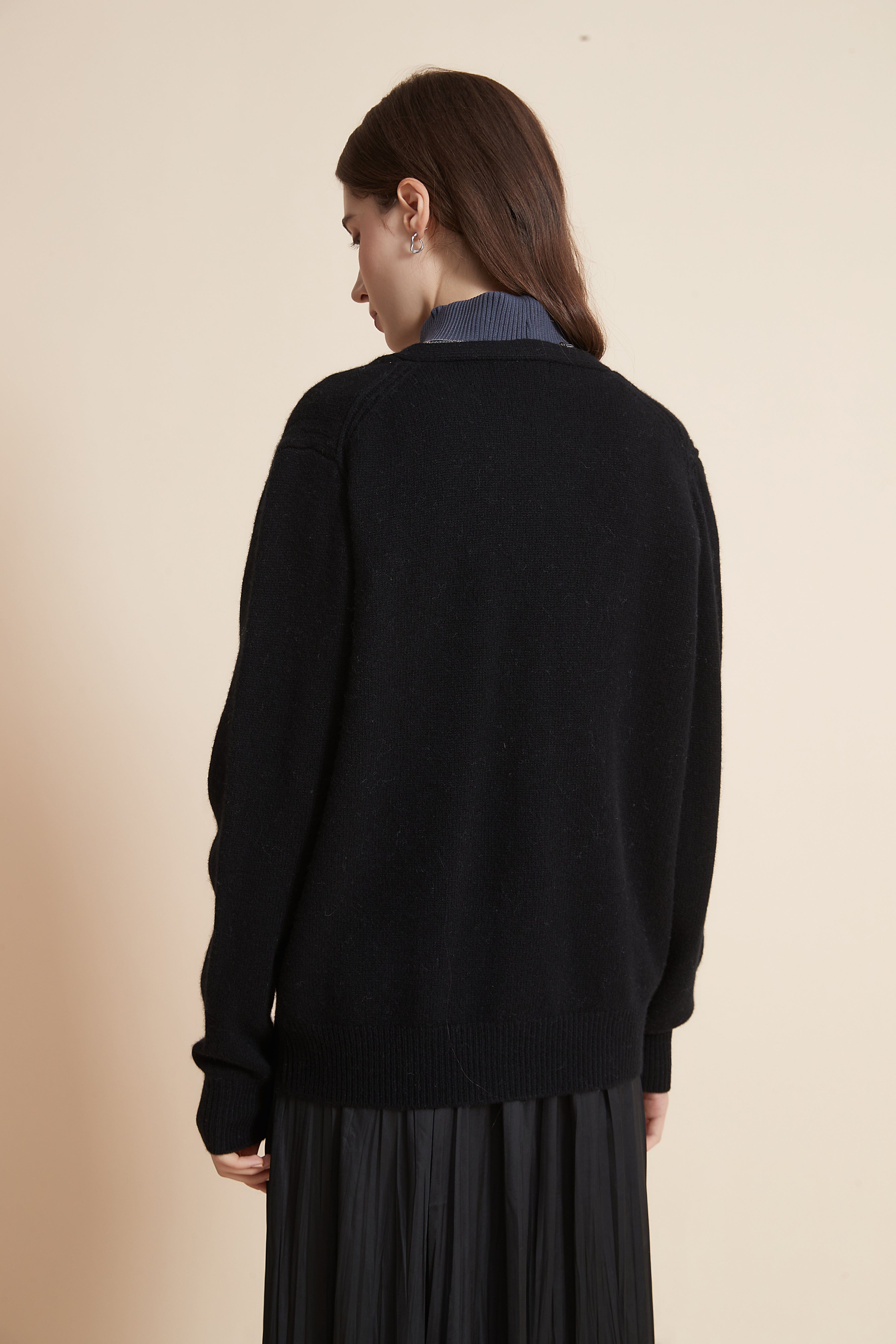 يولا كارديجان سادة بأزرار كم طويل