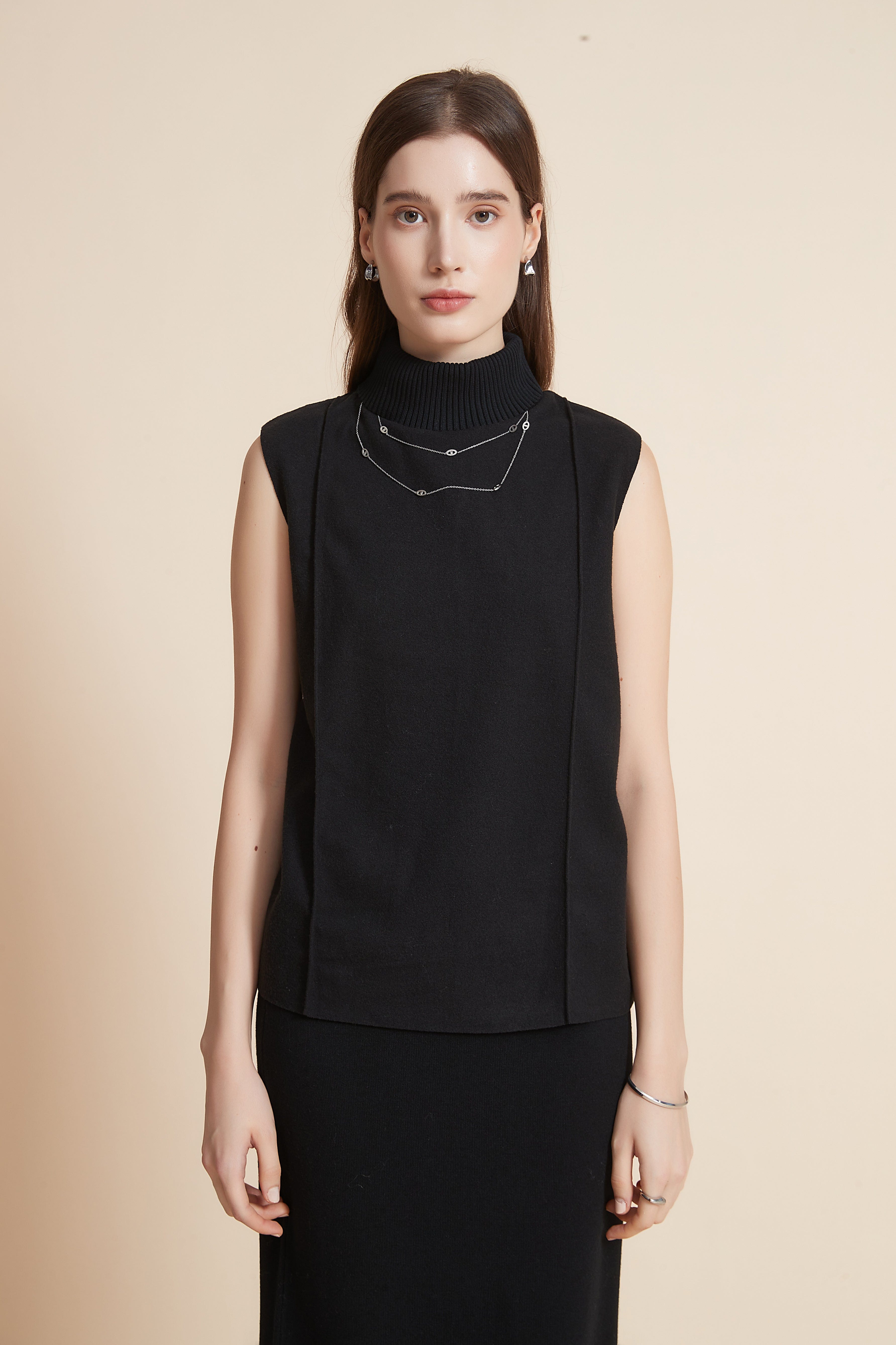 يولا بلوزة بدون اكمام ورقبة عالية بخطين تطريز بالجنب