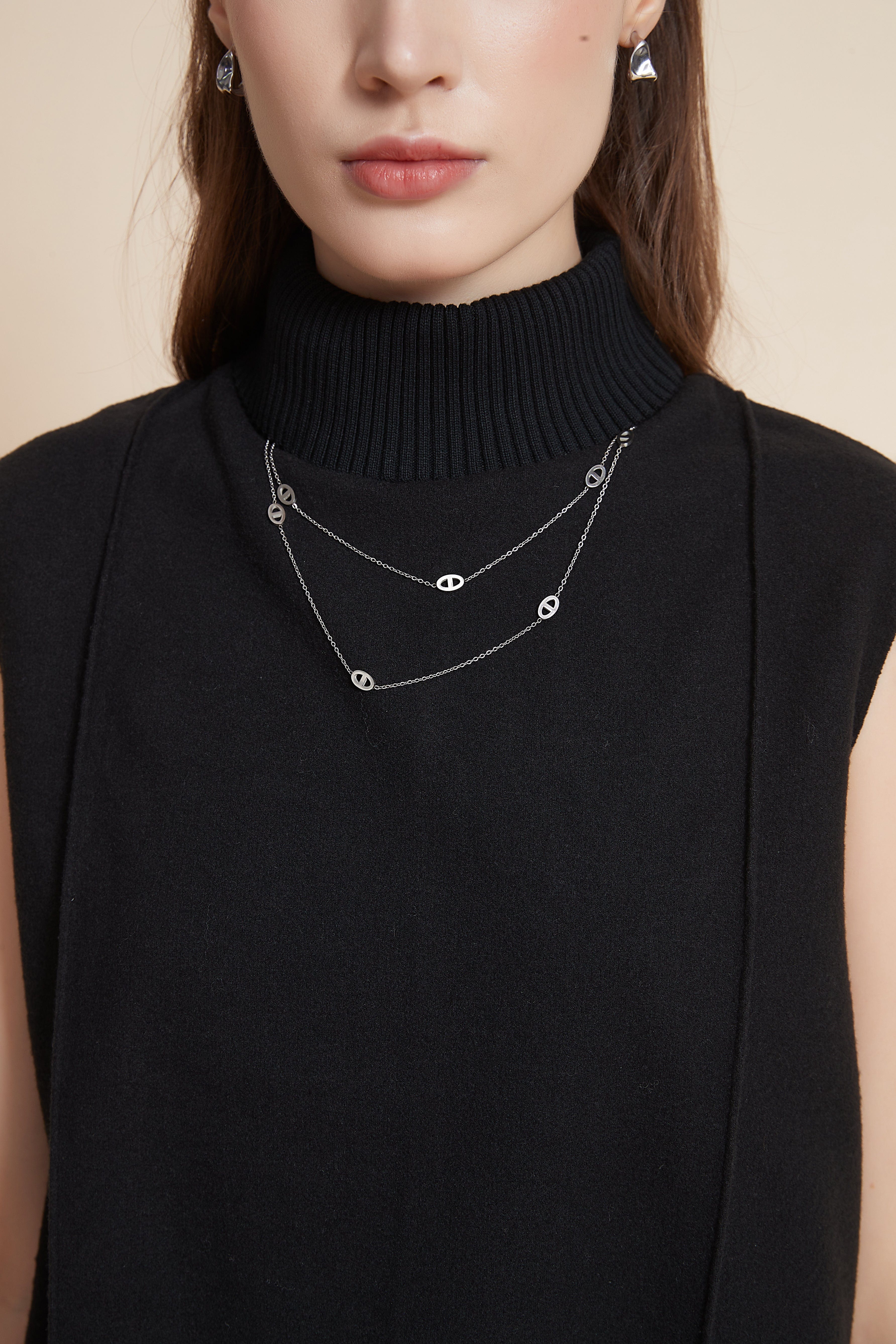 يولا بلوزة بدون اكمام ورقبة عالية بخطين تطريز بالجنب