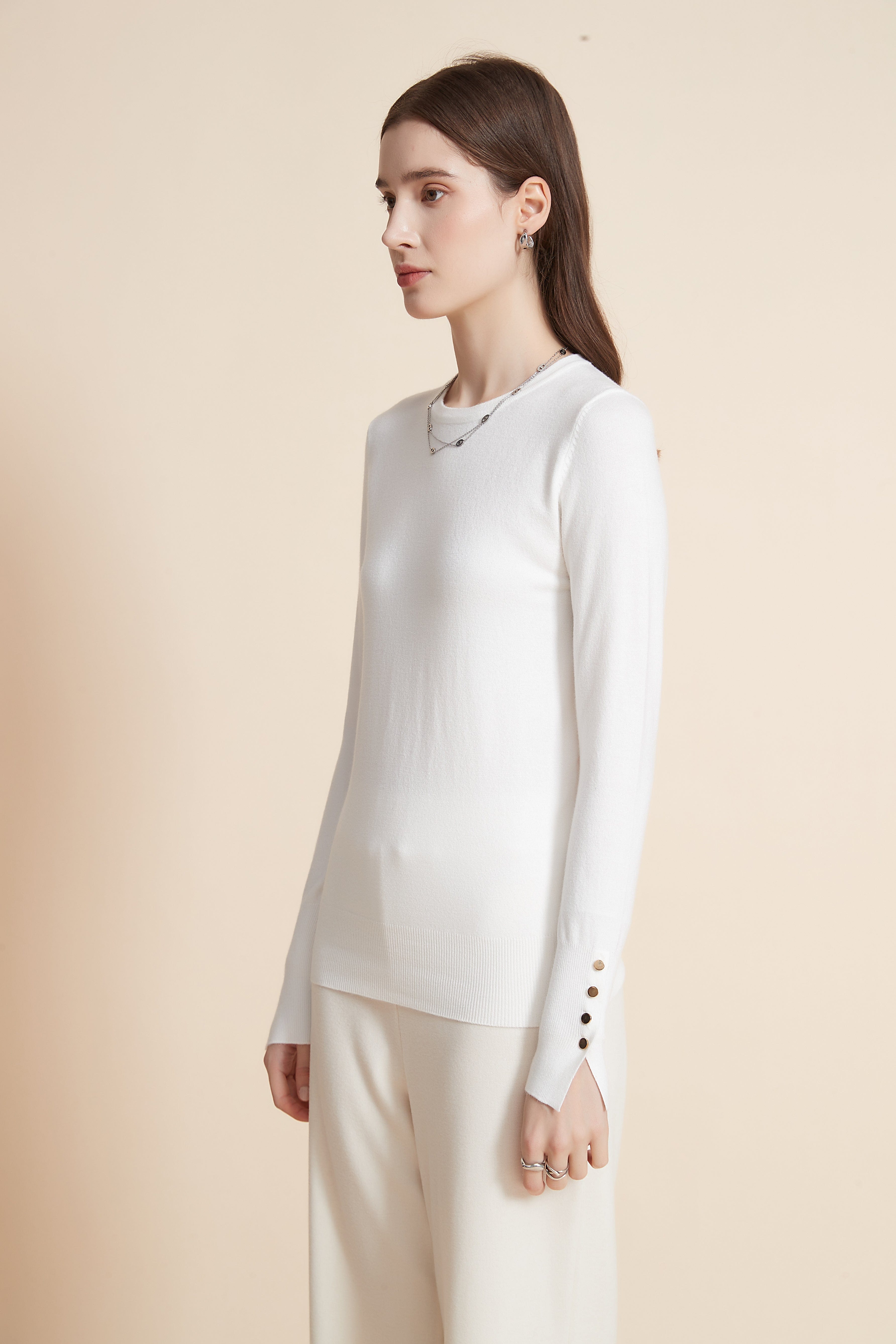 يولا سترة نسائية برقبة مستديرة سادة مع كم طويل وأزرار