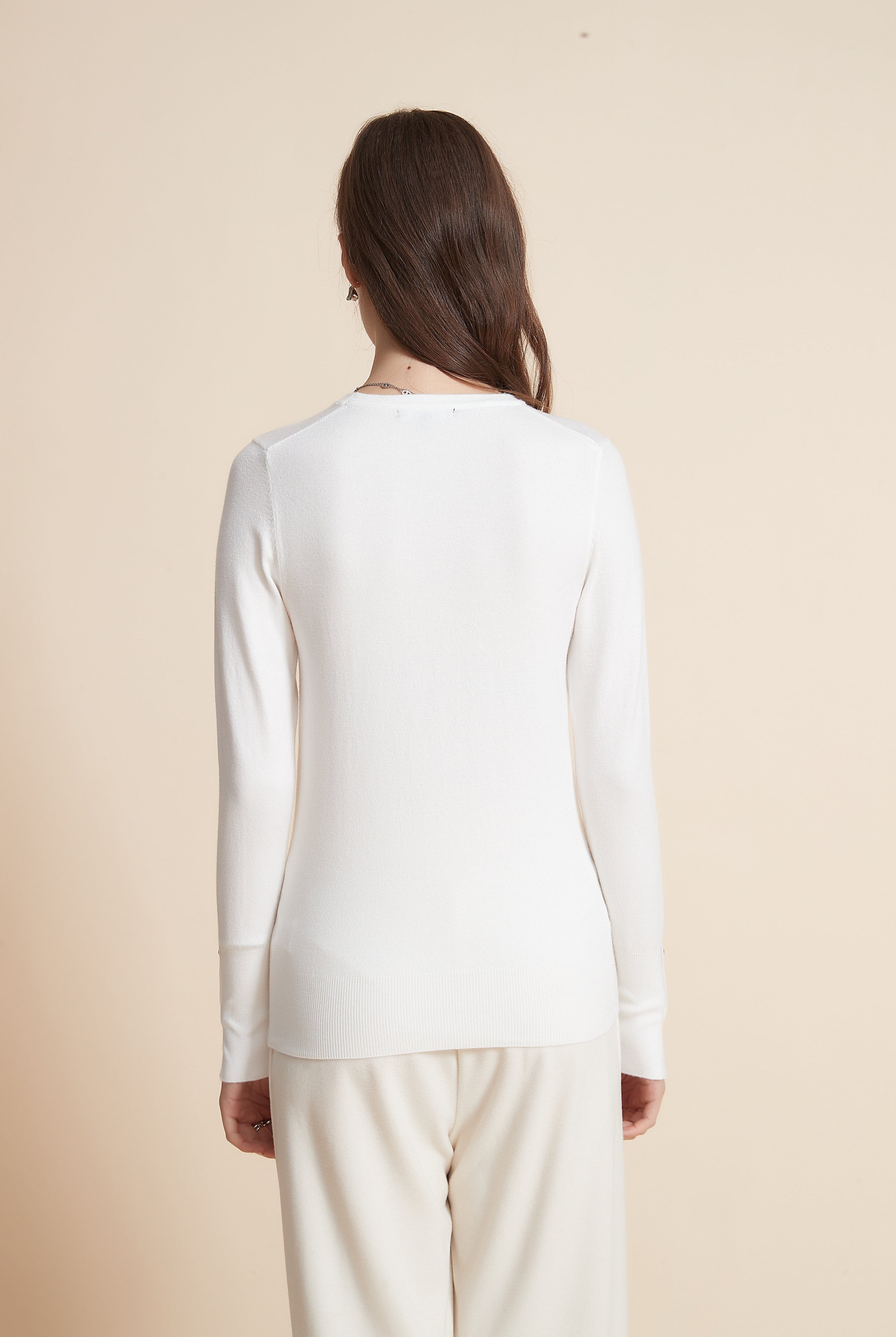 يولا سترة نسائية برقبة مستديرة سادة مع كم طويل وأزرار