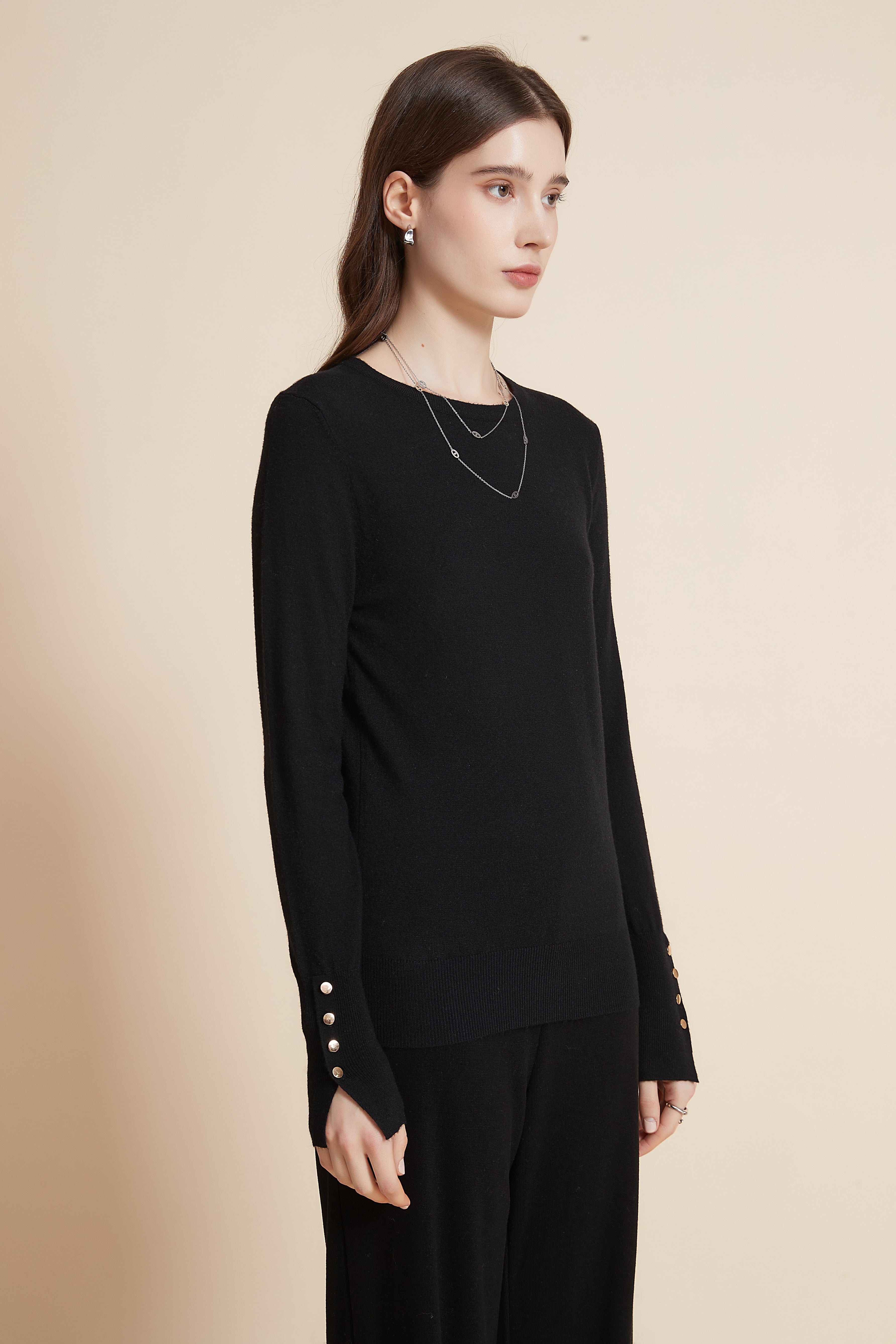 يولا سترة نسائية برقبة مستديرة سادة مع كم طويل وأزرار