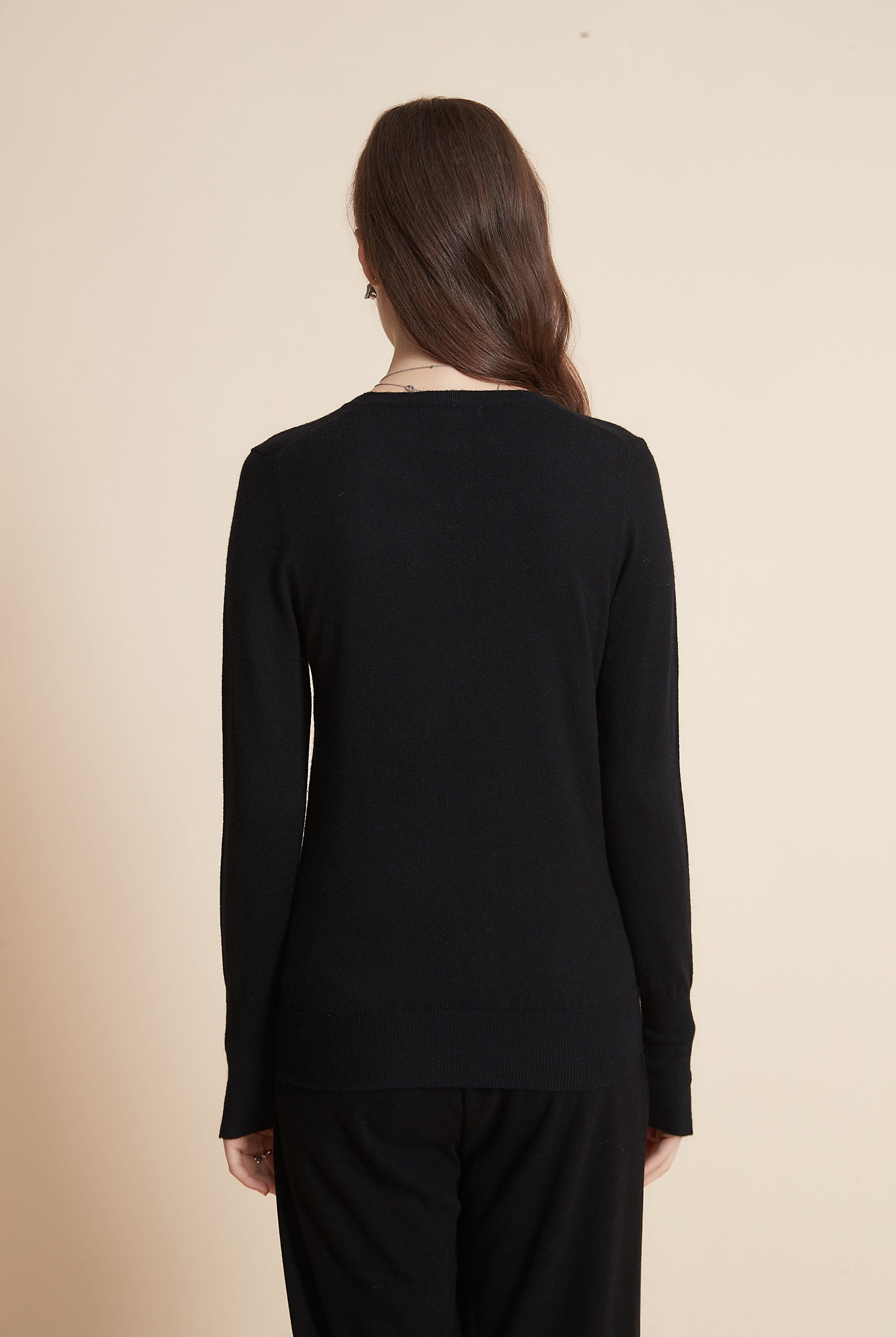 يولا سترة نسائية برقبة مستديرة سادة مع كم طويل وأزرار