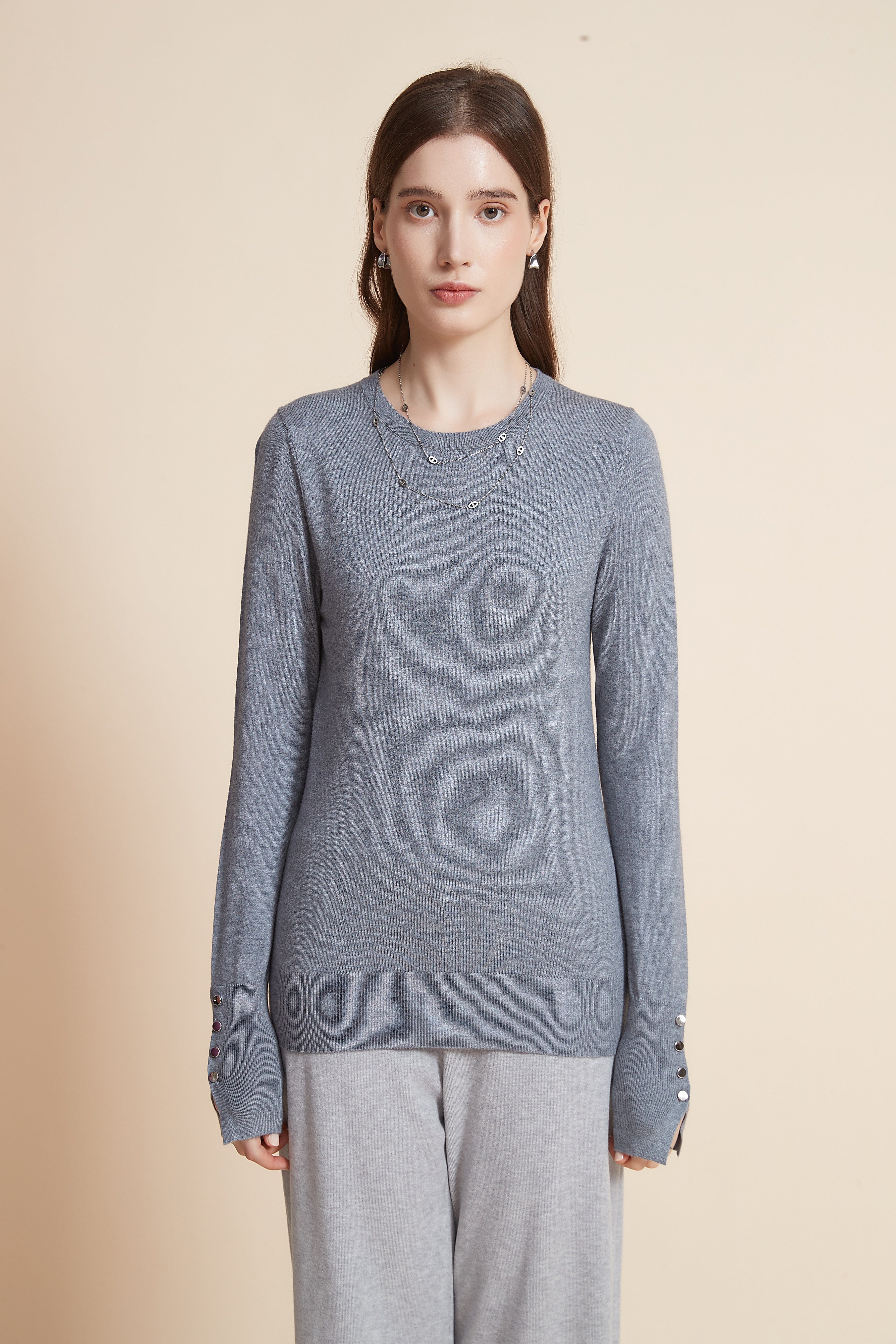 يولا سترة نسائية برقبة مستديرة سادة مع كم طويل وأزرار