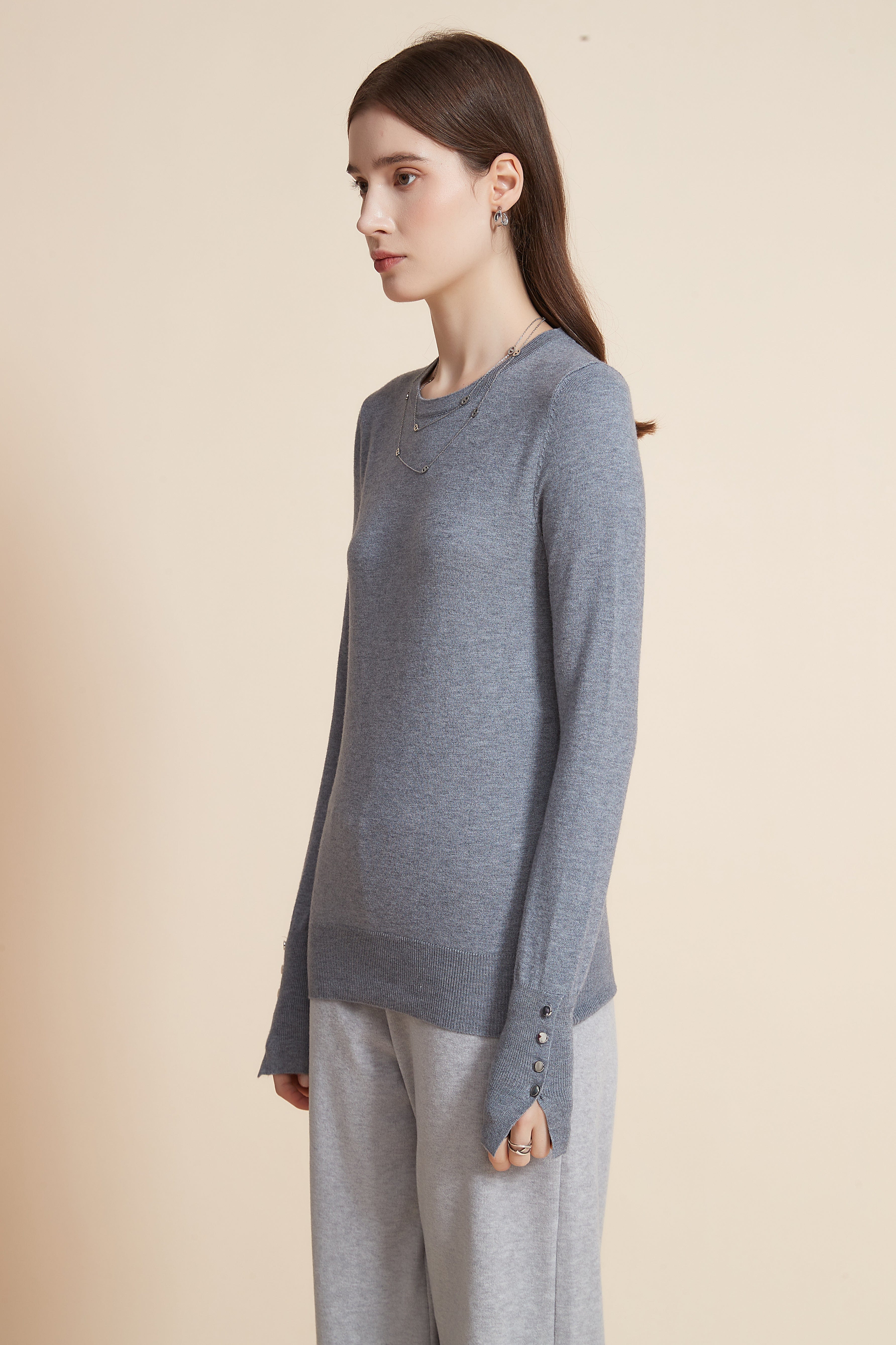 يولا سترة نسائية برقبة مستديرة سادة مع كم طويل وأزرار