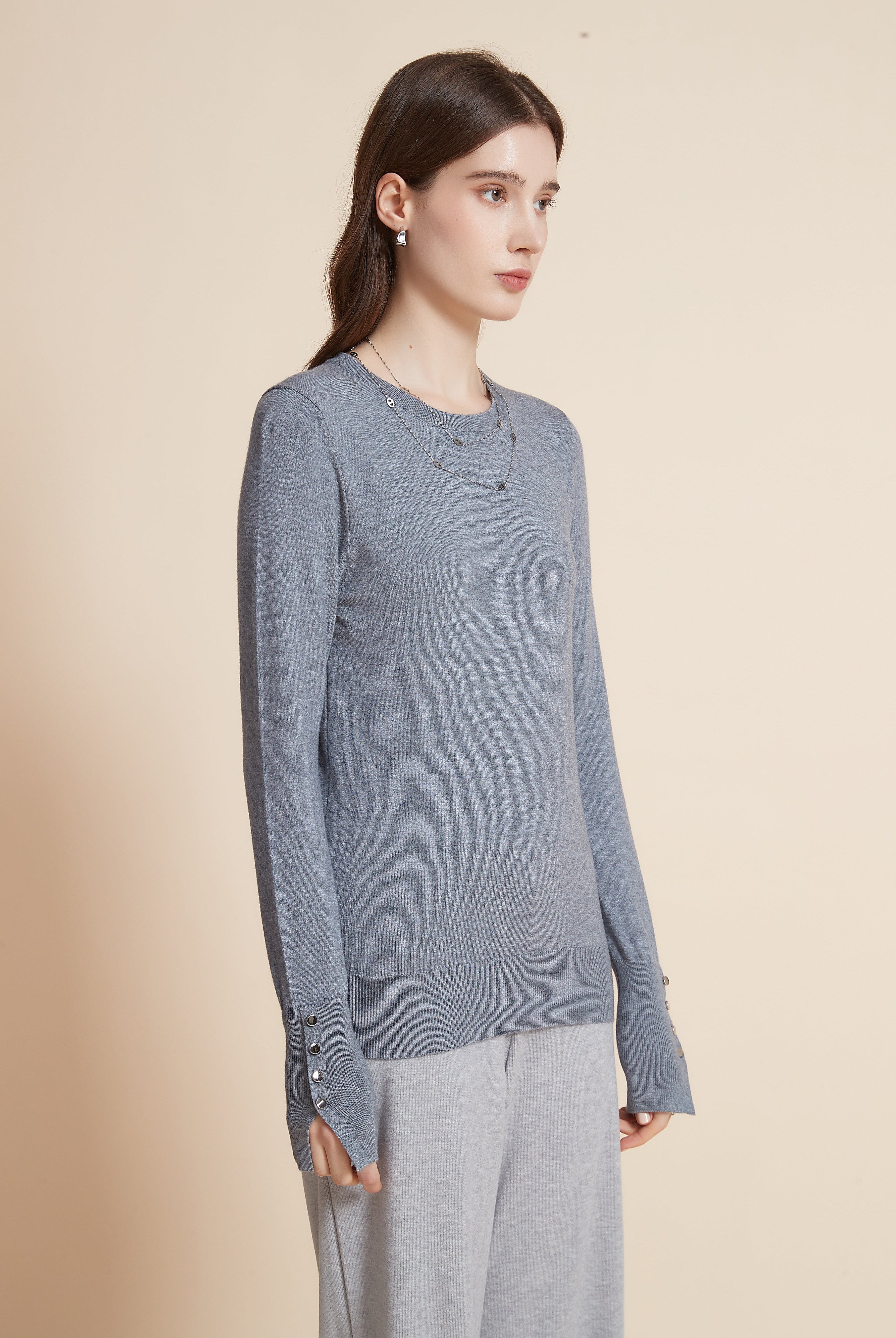 يولا سترة نسائية برقبة مستديرة سادة مع كم طويل وأزرار