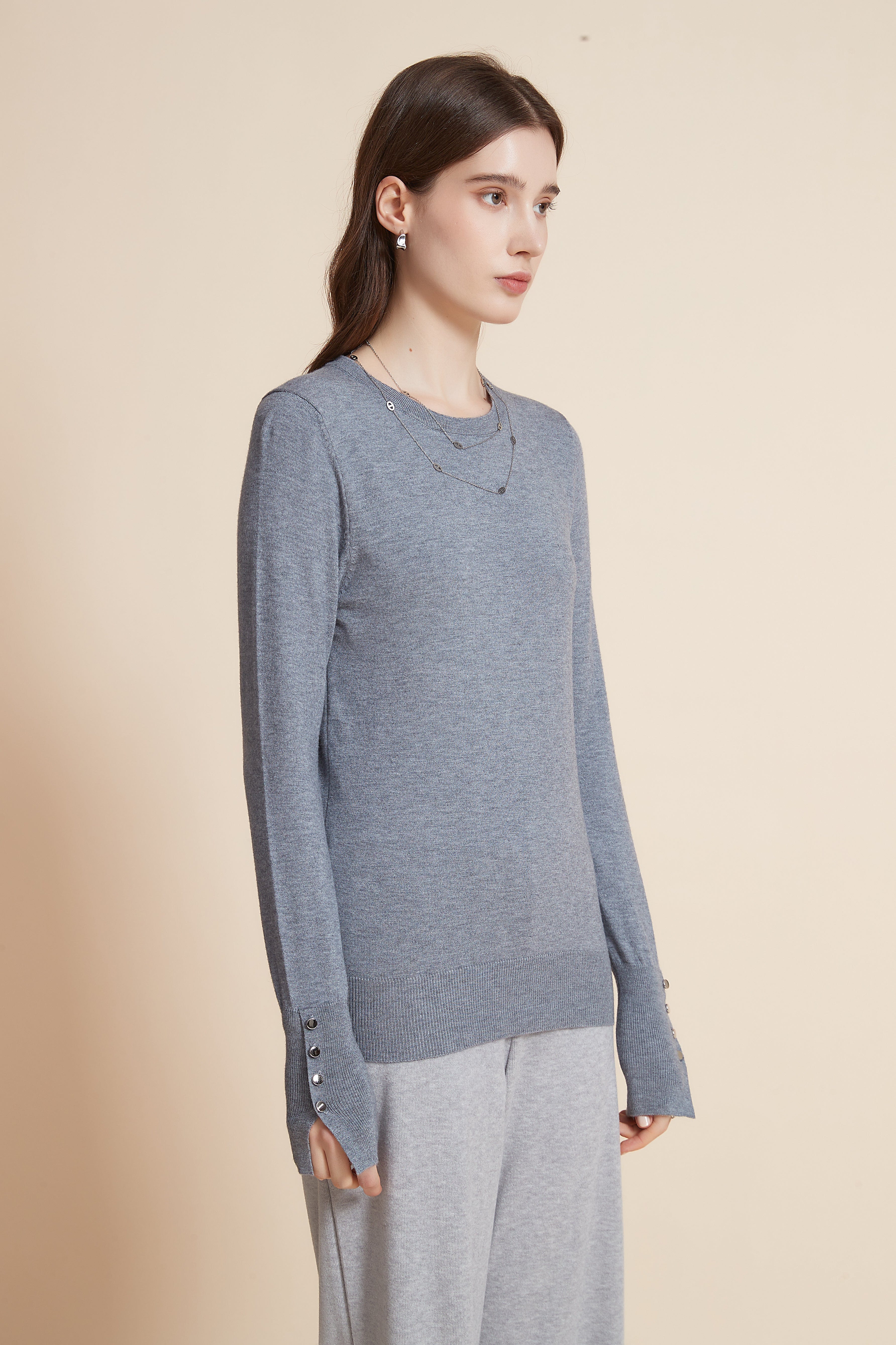 يولا سترة نسائية برقبة مستديرة سادة مع كم طويل وأزرار