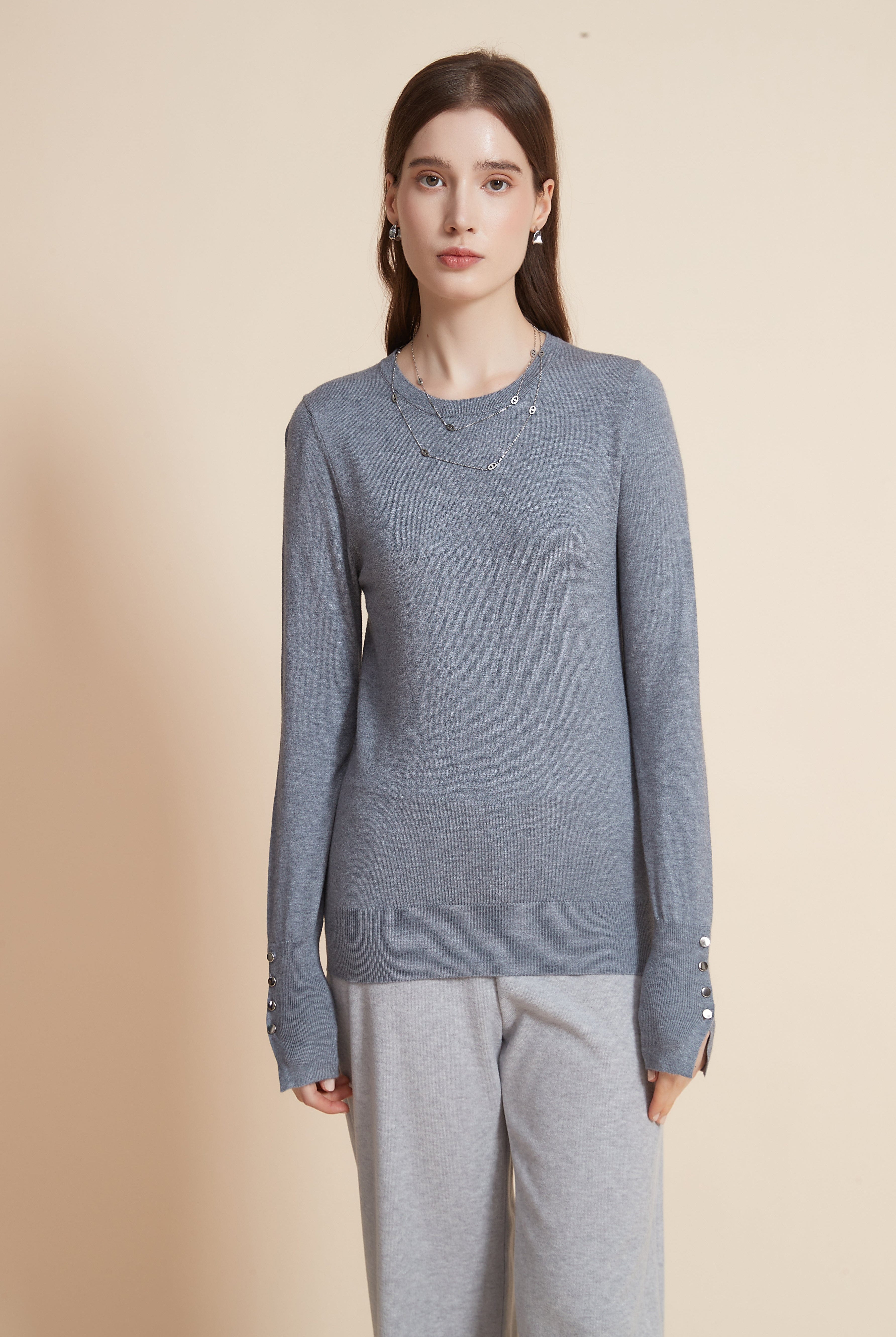 يولا سترة نسائية برقبة مستديرة سادة مع كم طويل وأزرار