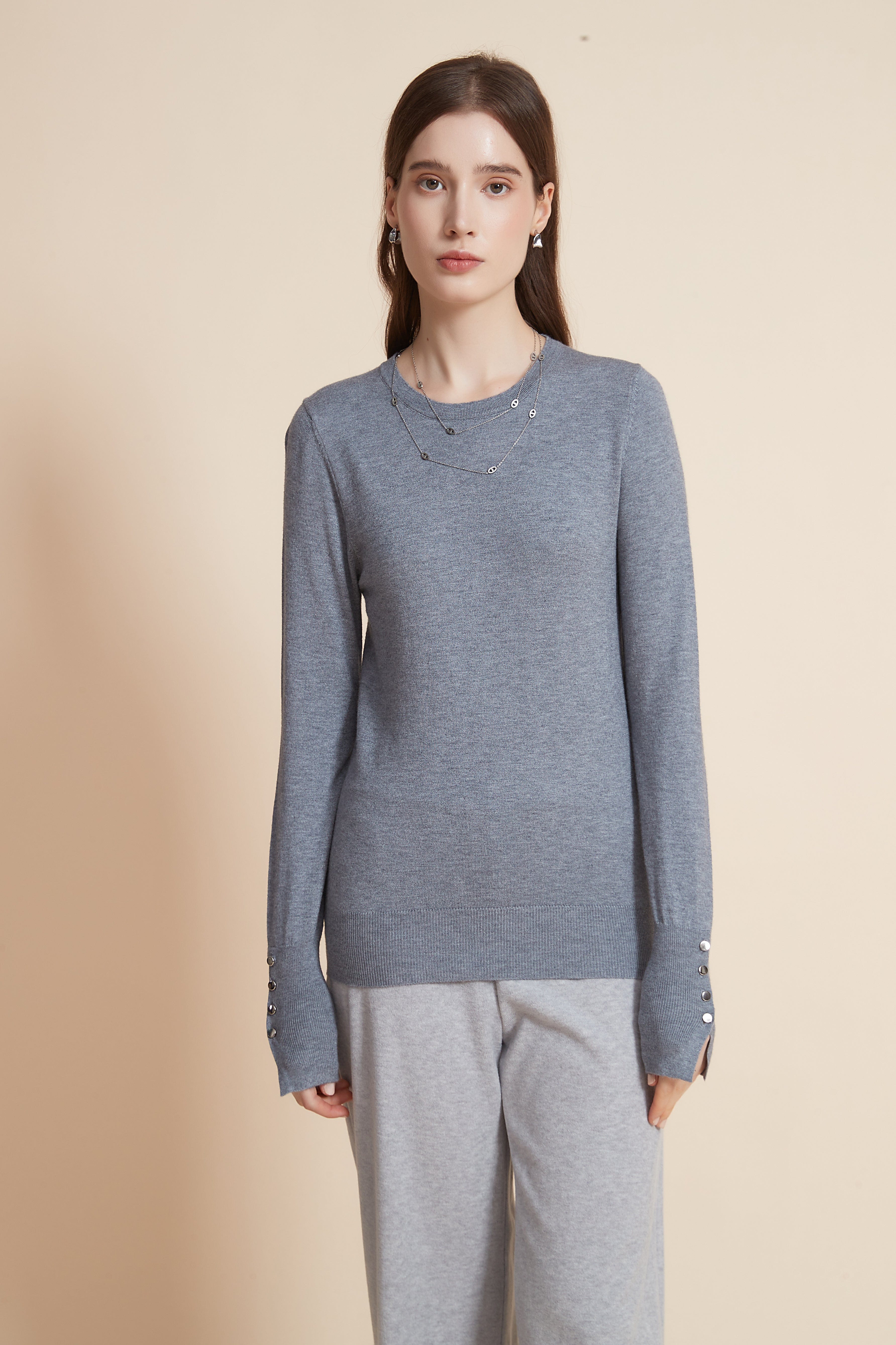 يولا سترة نسائية برقبة مستديرة سادة مع كم طويل وأزرار