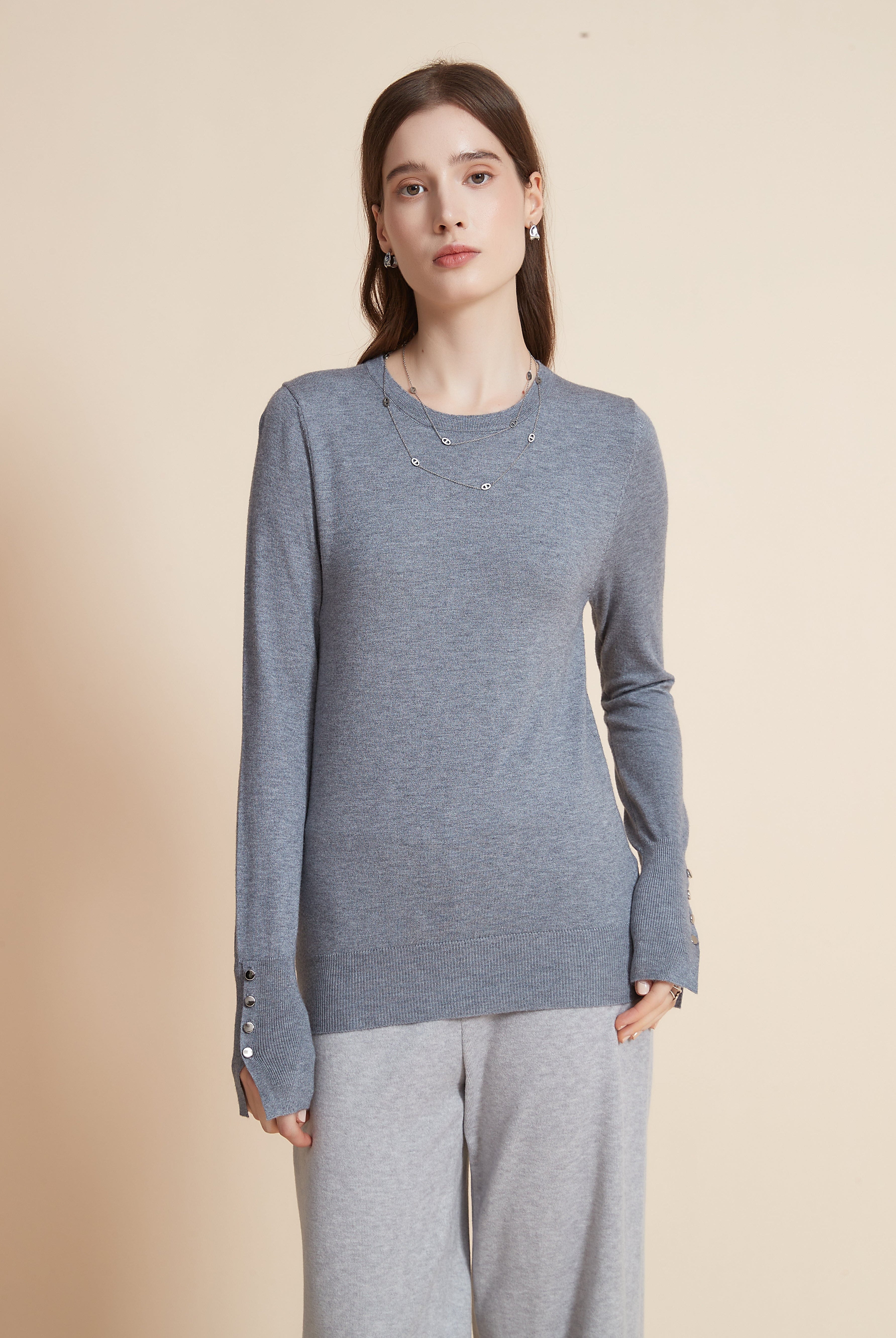 يولا سترة نسائية برقبة مستديرة سادة مع كم طويل وأزرار