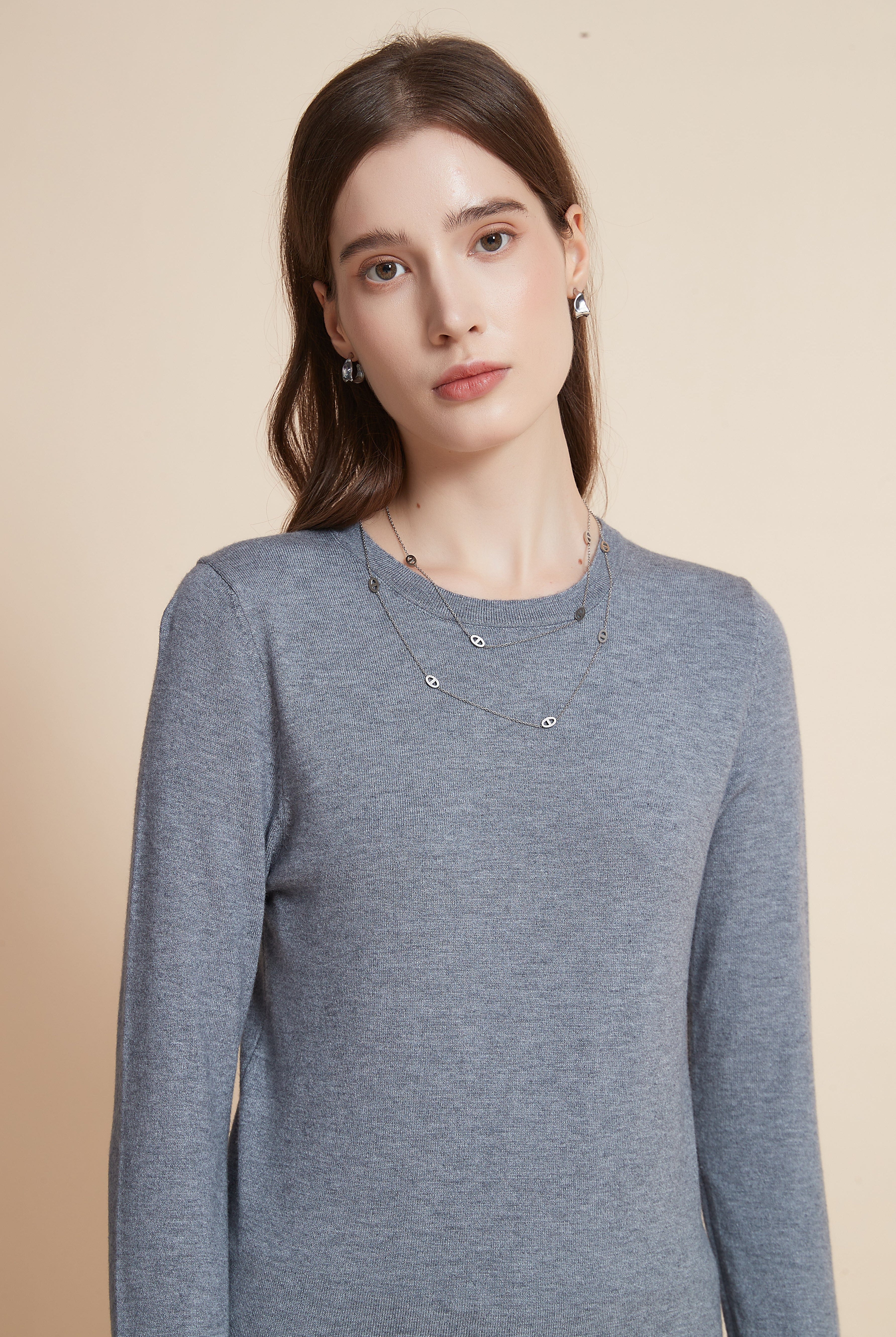 يولا سترة نسائية برقبة مستديرة سادة مع كم طويل وأزرار