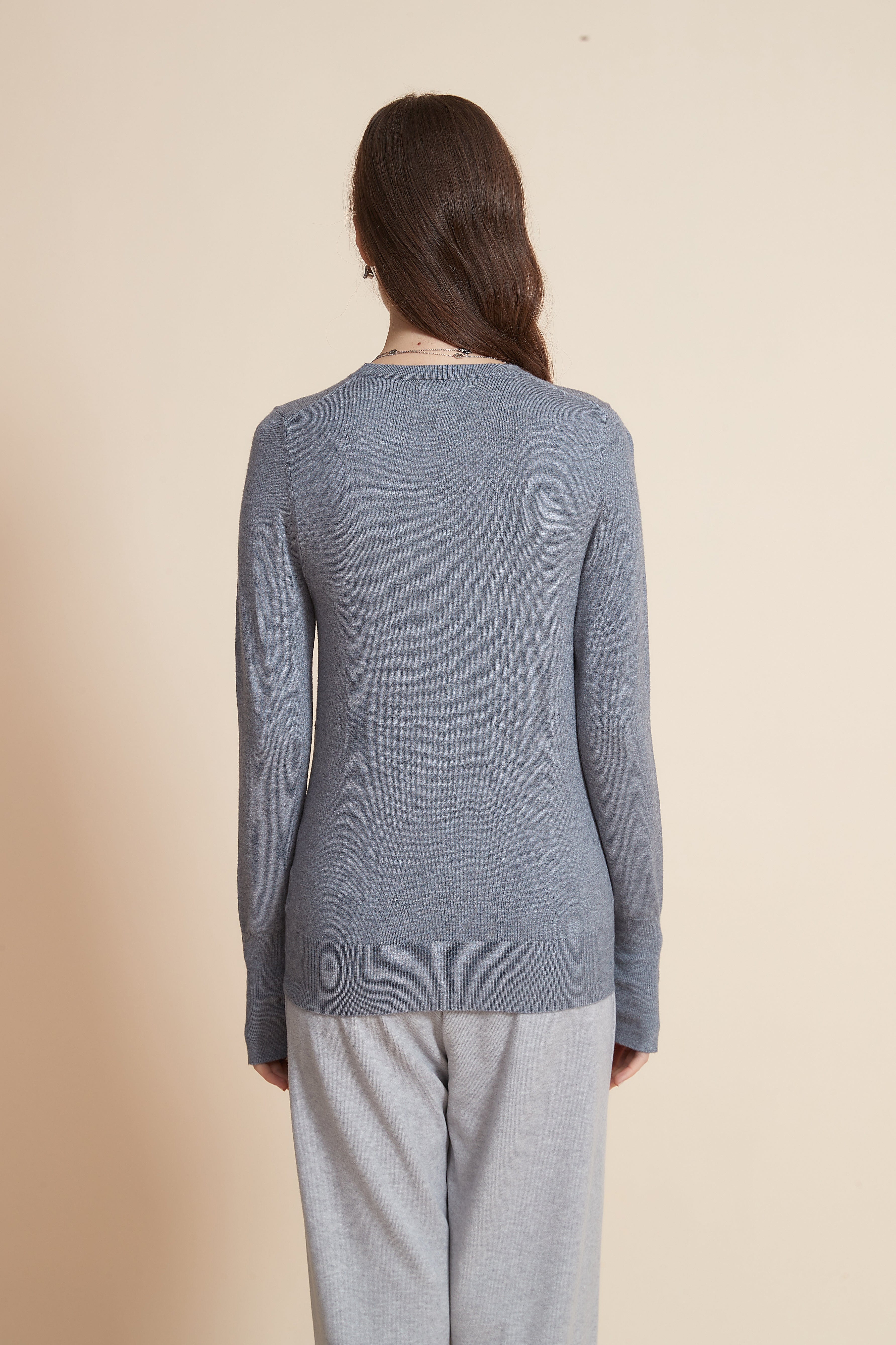 يولا سترة نسائية برقبة مستديرة سادة مع كم طويل وأزرار