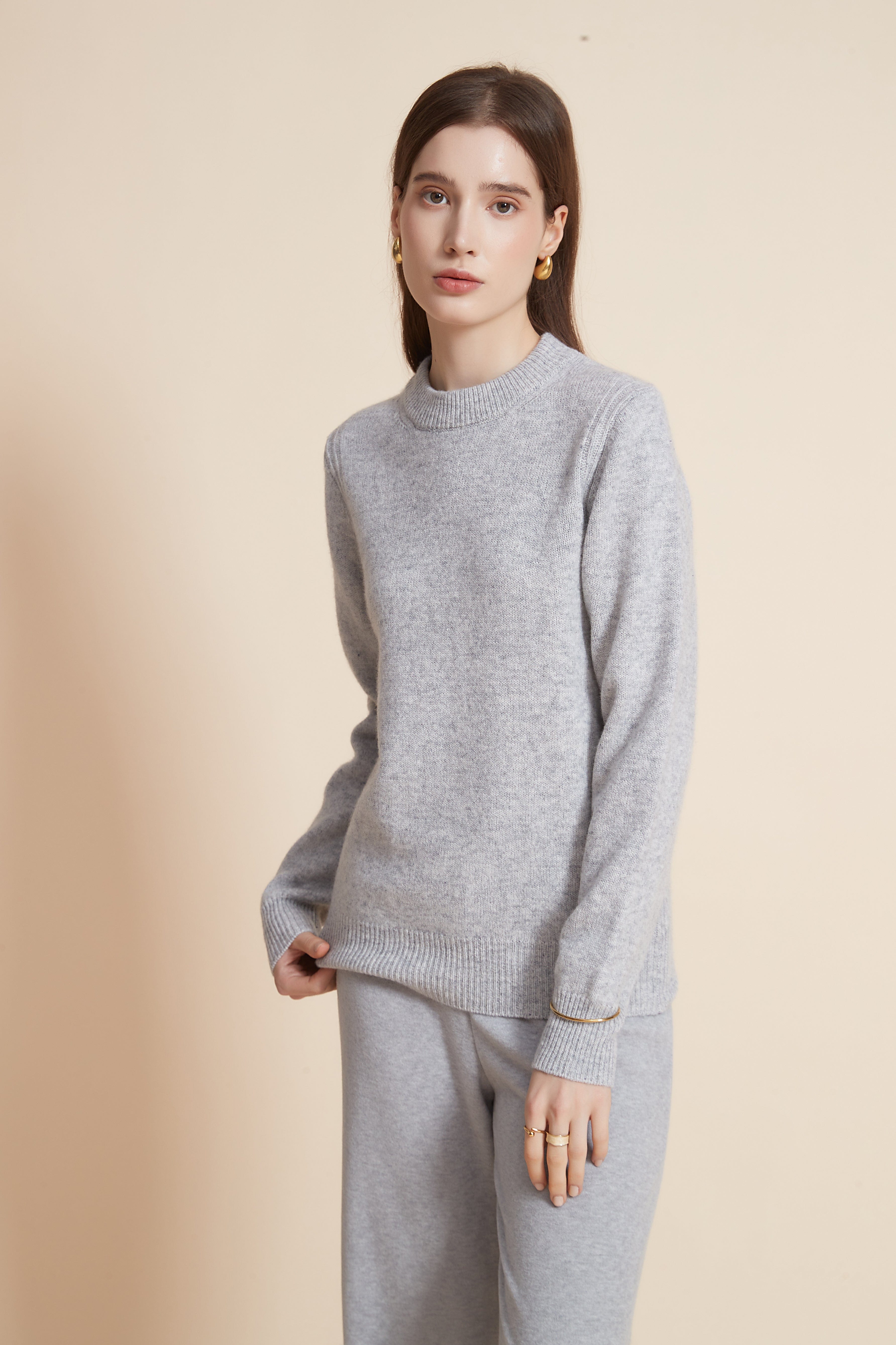 يولا بلوزة بأكمام طويله ورقبة عالية شتويه