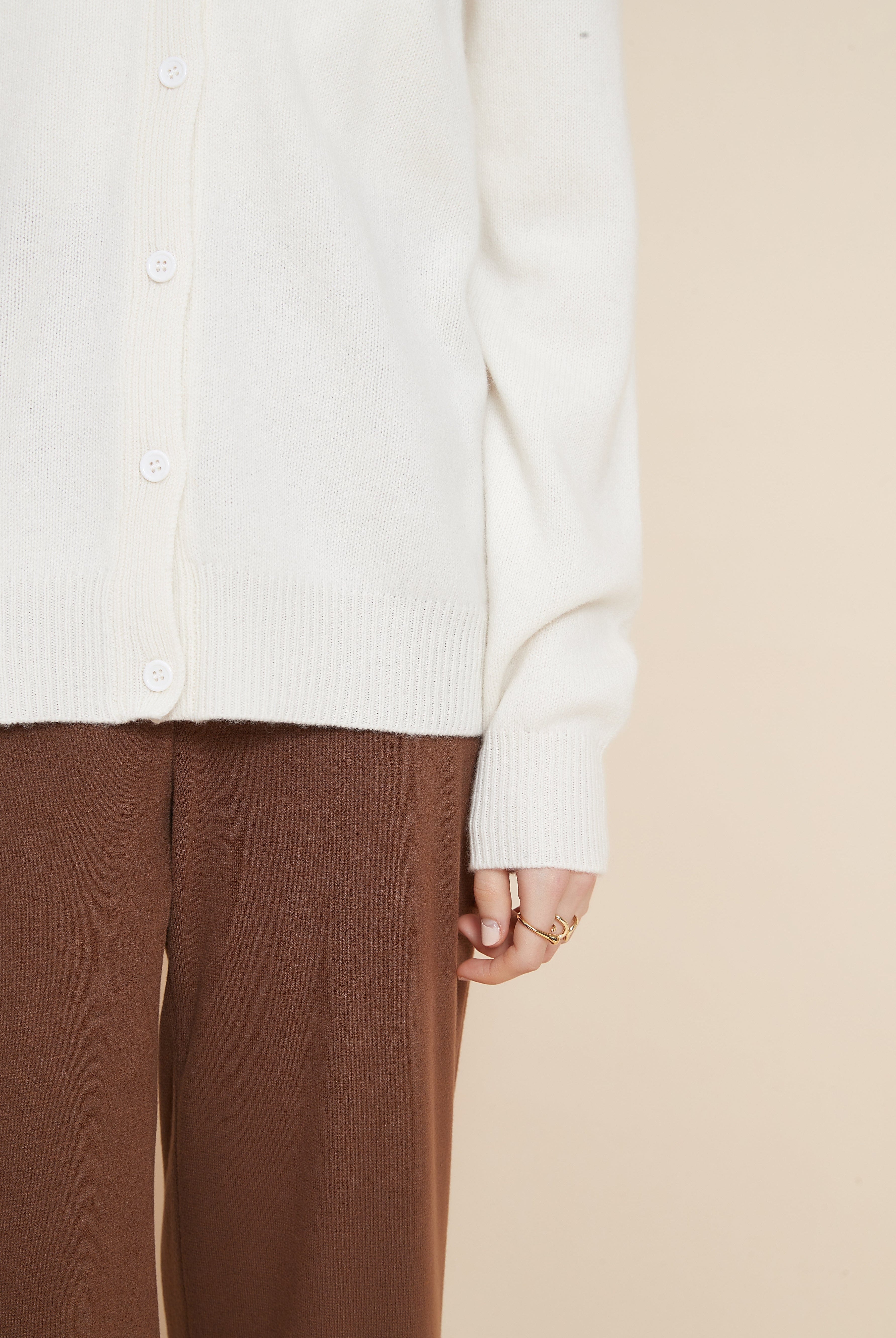 يولا كارديجان سادة بأزرار كم طويل