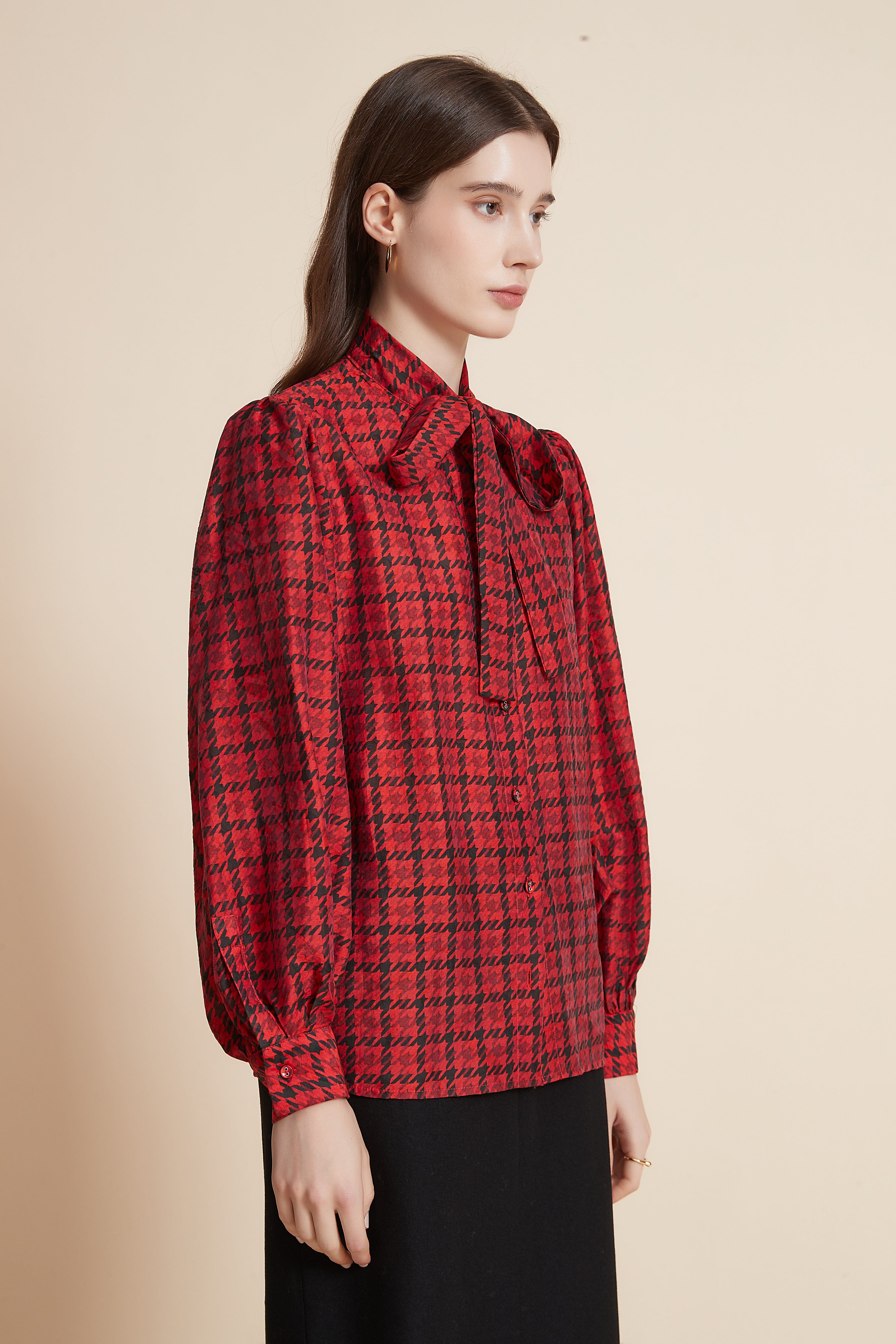 يولا بلوزة نسائية بتفاصيل مربعات وأكمام طويلة برابطة عنق وأزرار أمامية