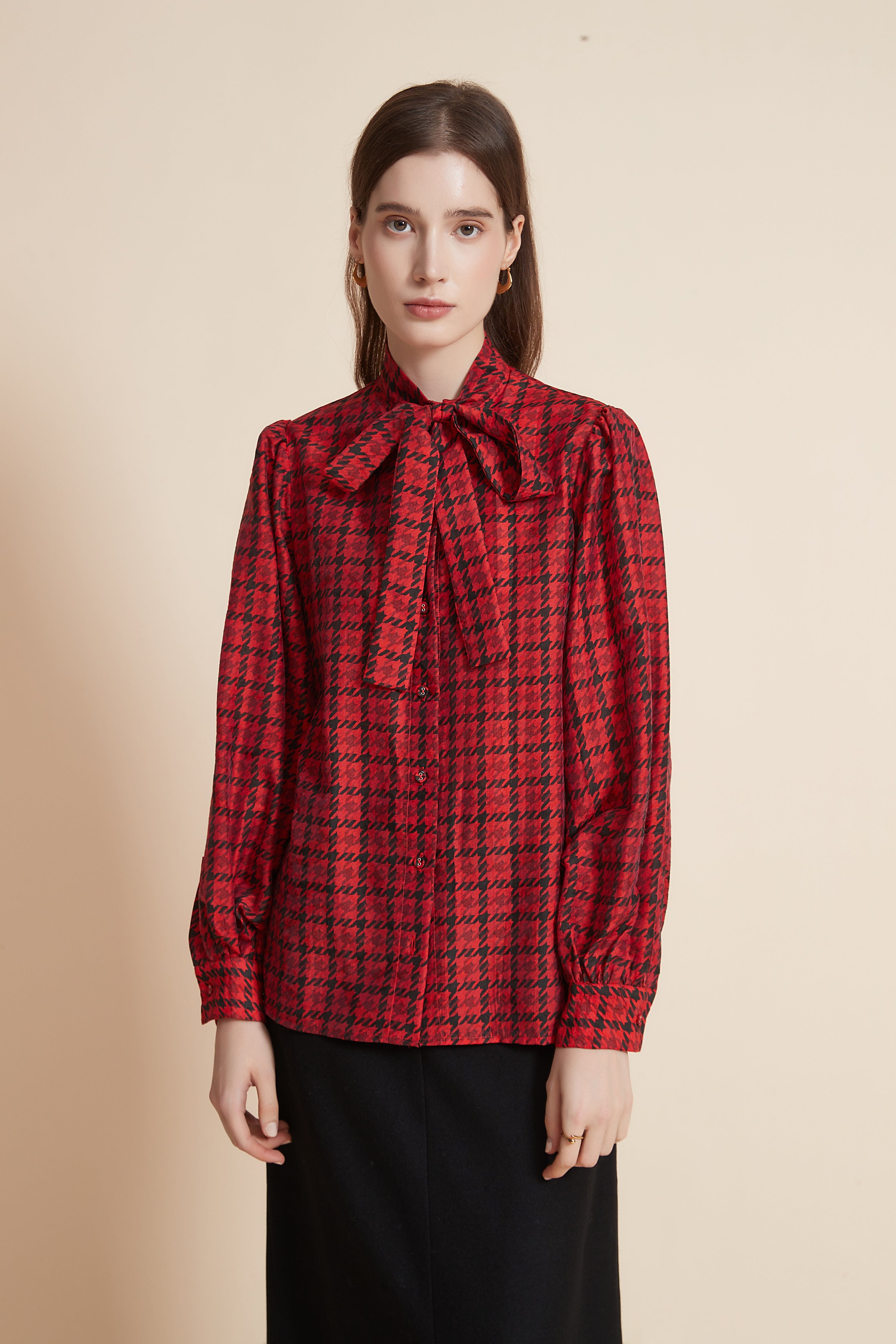 يولا بلوزة نسائية بتفاصيل مربعات وأكمام طويلة برابطة عنق وأزرار أمامية