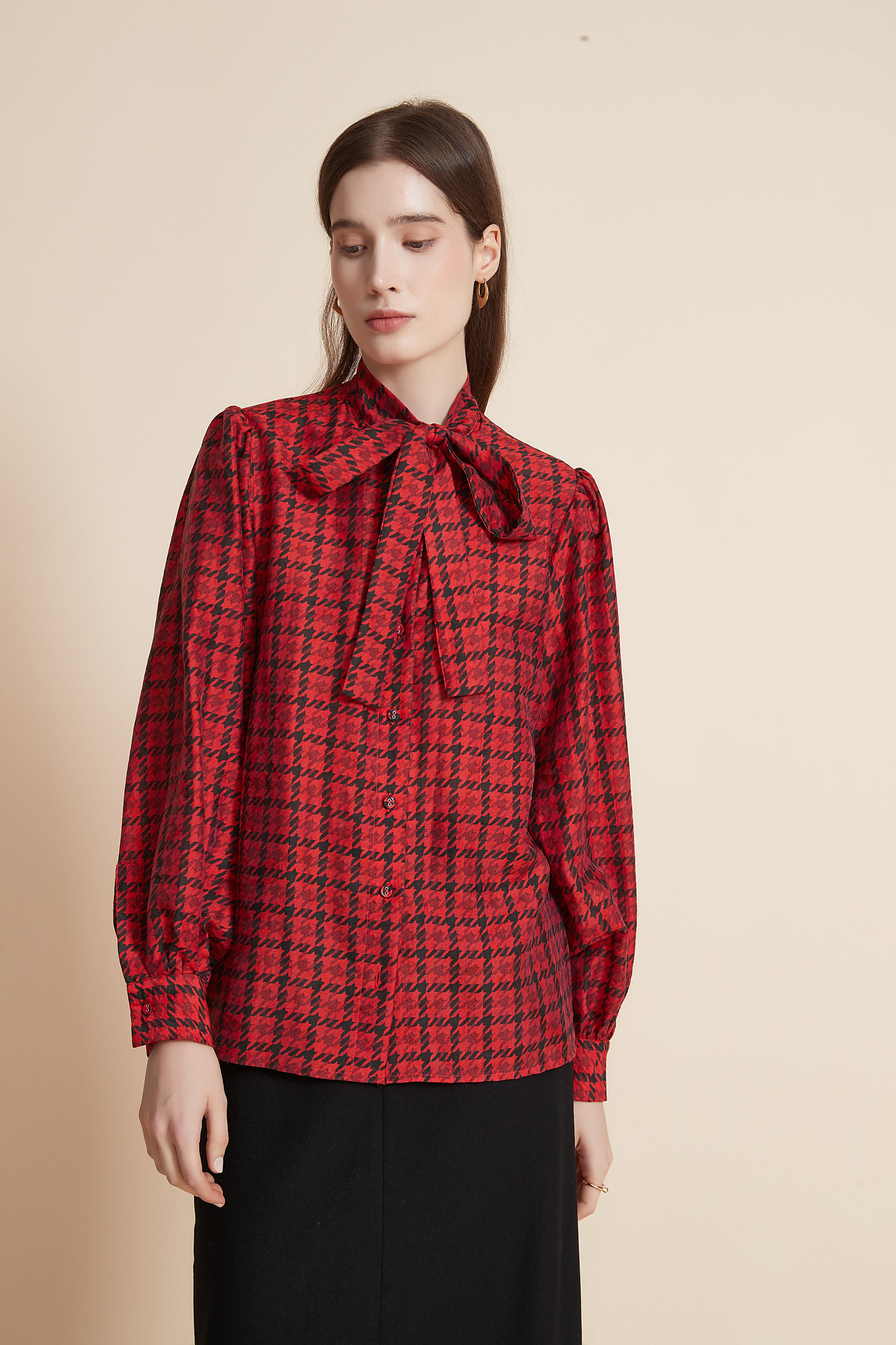 يولا بلوزة نسائية بتفاصيل مربعات وأكمام طويلة برابطة عنق وأزرار أمامية