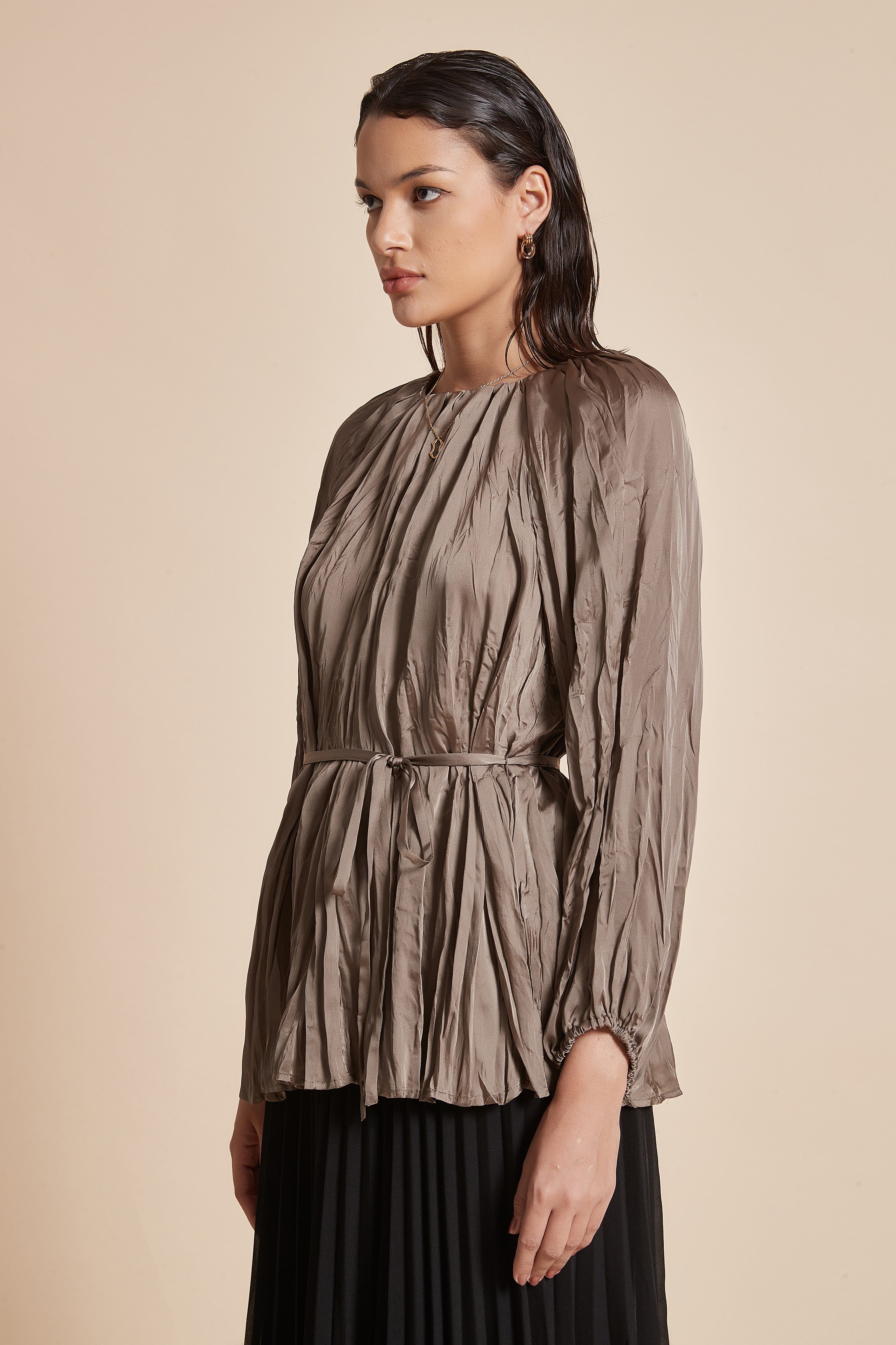 يولا بلوزة نسائية طويلة بكم طويل ورقبة قارب مع تفاصيل كشكش وحزام على الخصر