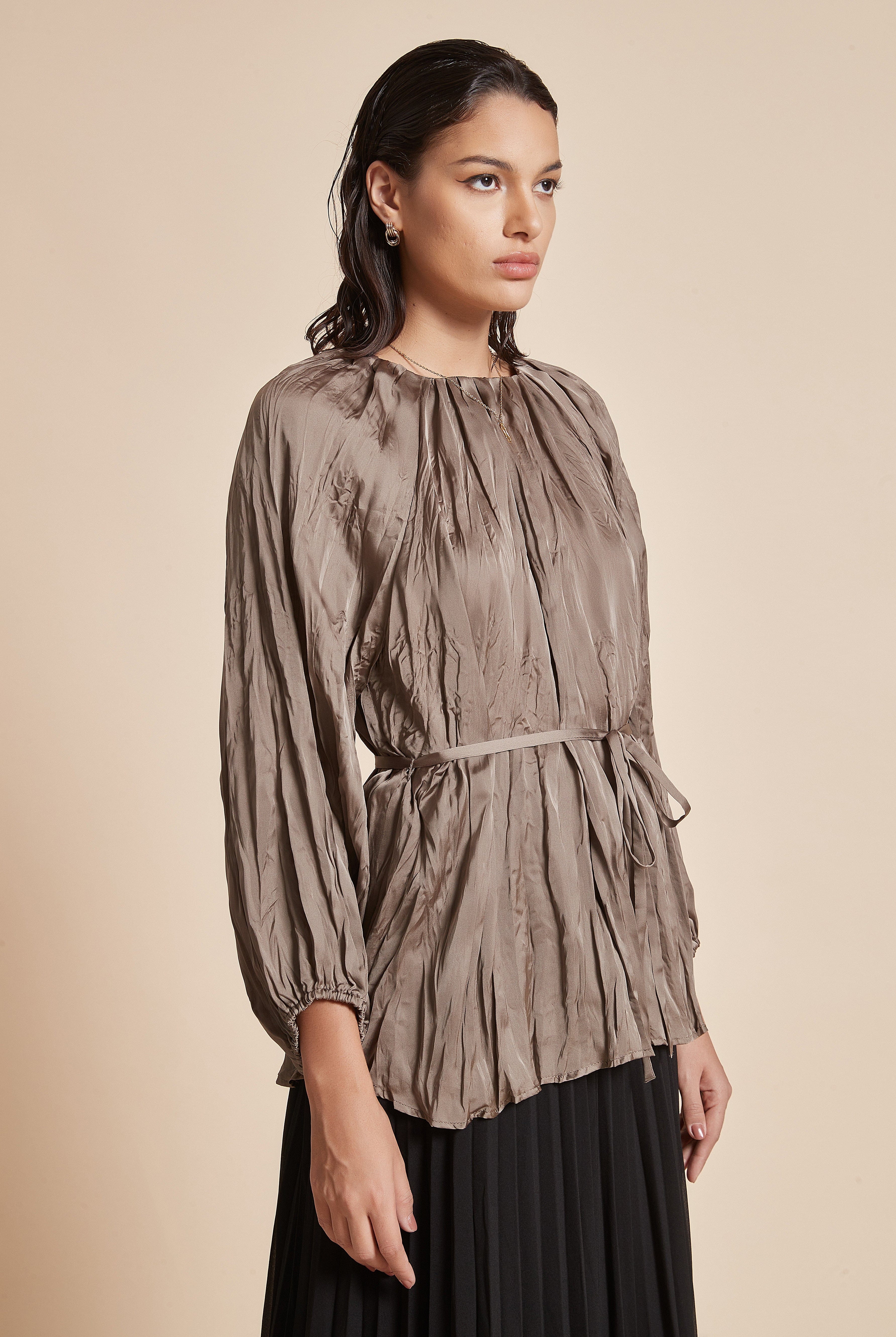 يولا بلوزة نسائية طويلة بكم طويل ورقبة قارب مع تفاصيل كشكش وحزام على الخصر