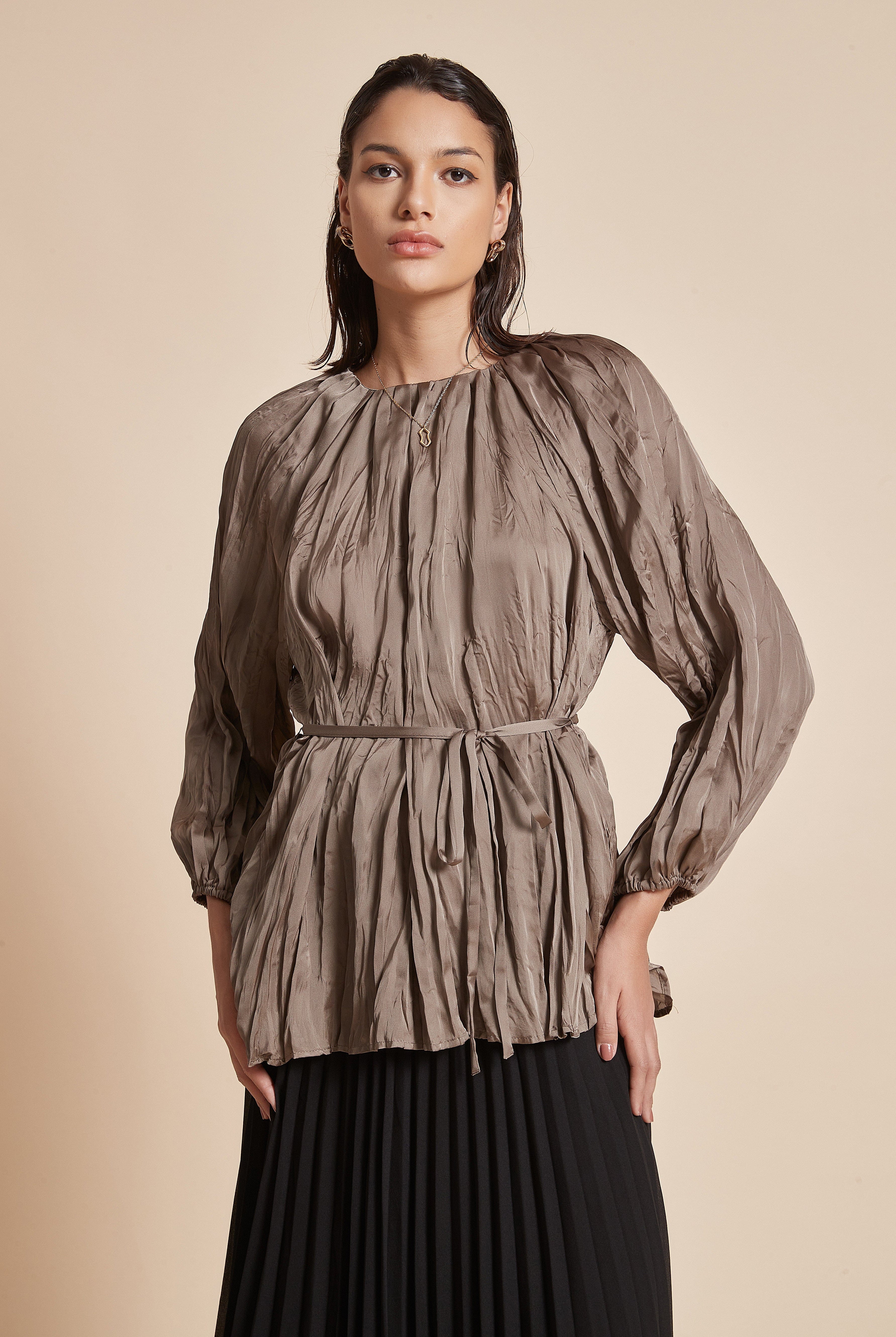 يولا بلوزة نسائية طويلة بكم طويل ورقبة قارب مع تفاصيل كشكش وحزام على الخصر