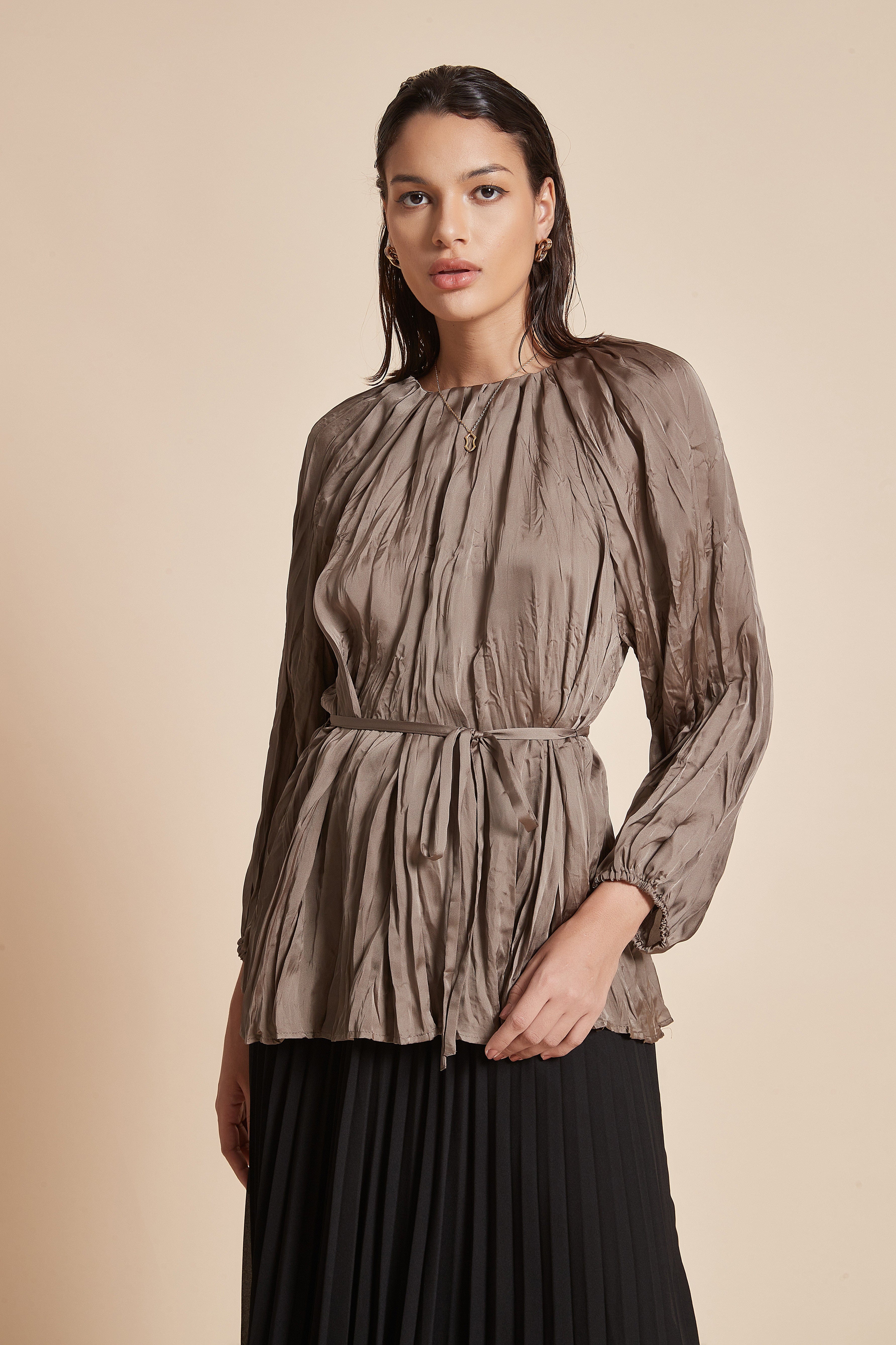 يولا بلوزة نسائية طويلة بكم طويل ورقبة قارب مع تفاصيل كشكش وحزام على الخصر