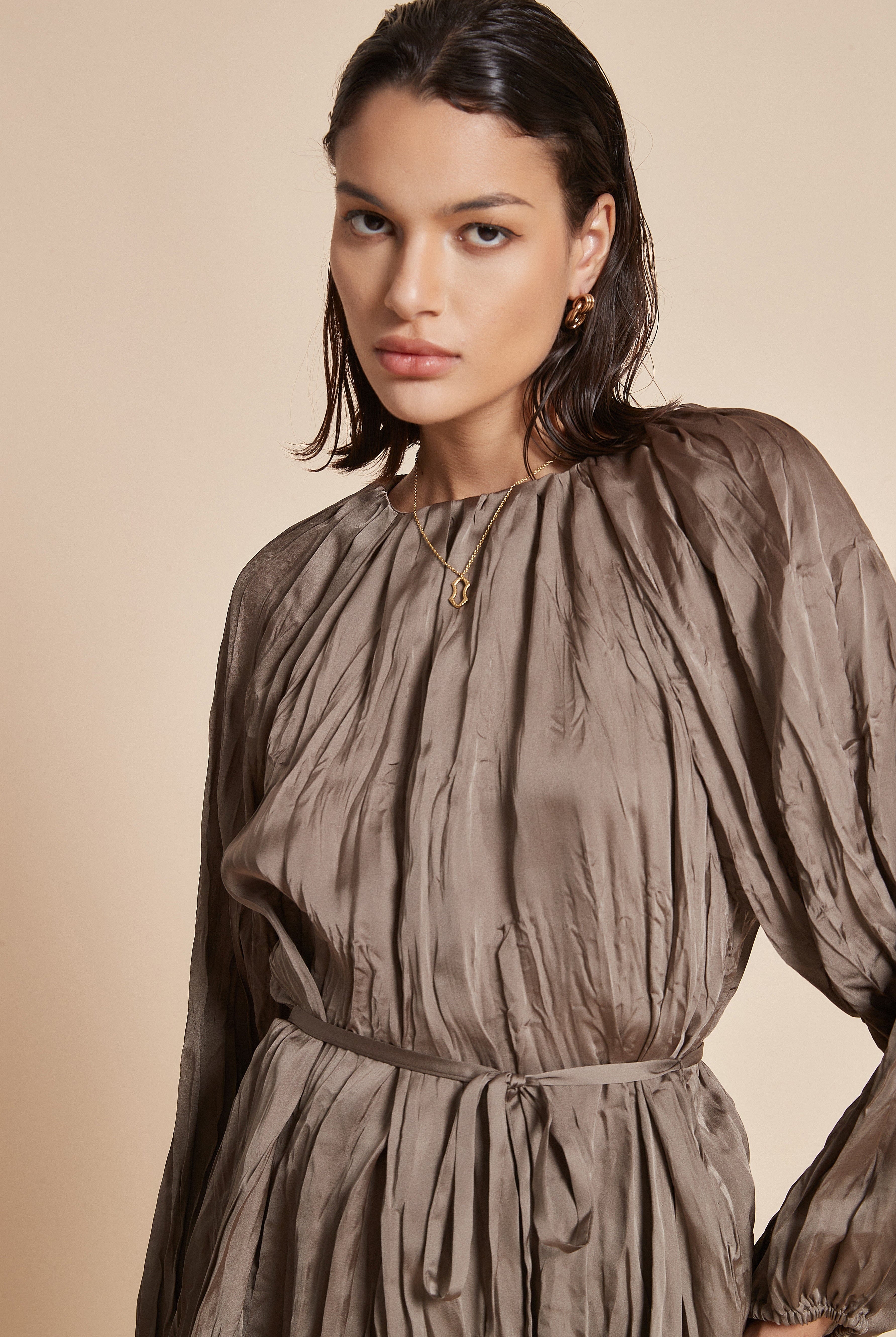 يولا بلوزة نسائية طويلة بكم طويل ورقبة قارب مع تفاصيل كشكش وحزام على الخصر