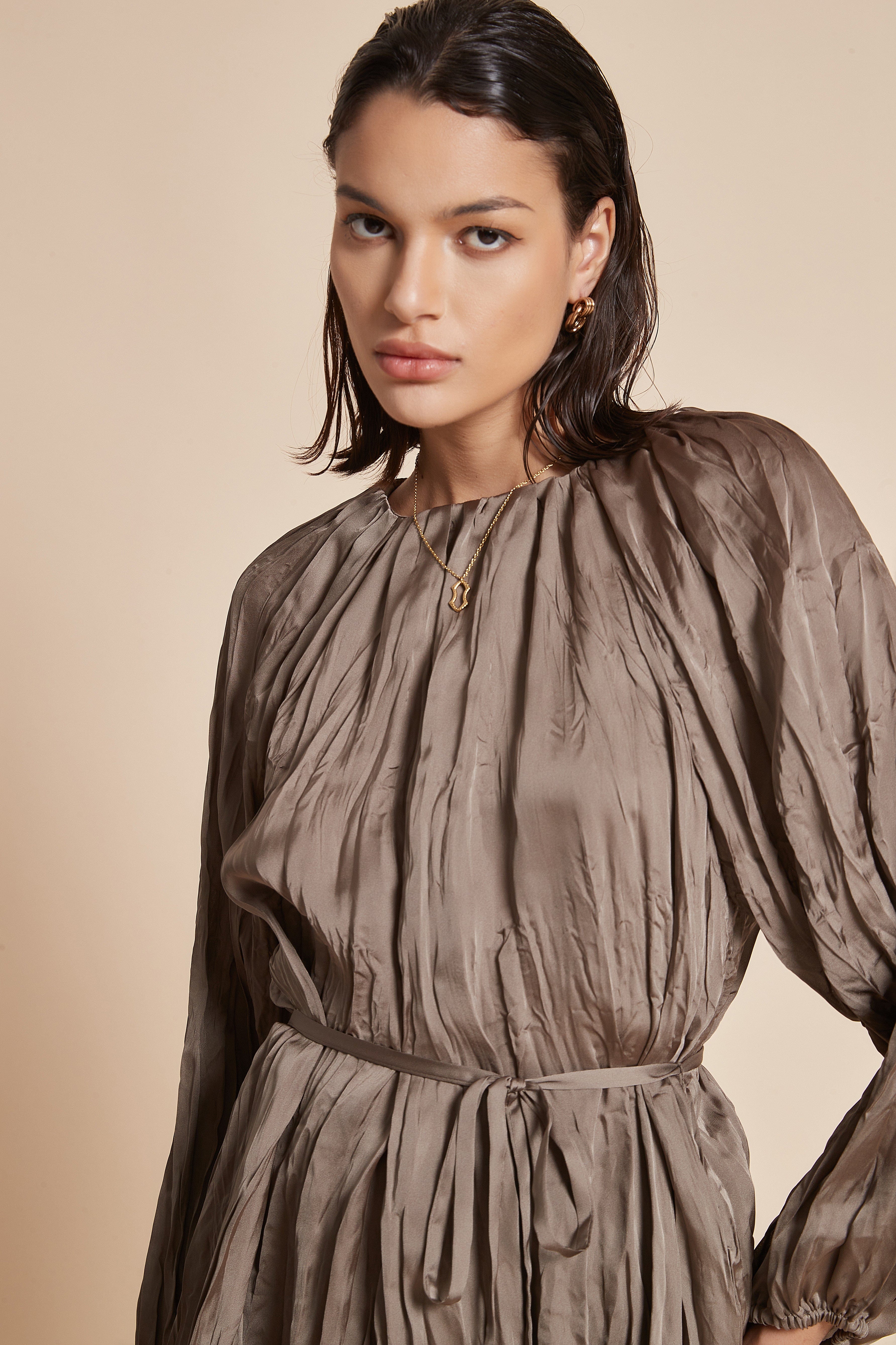 يولا بلوزة نسائية طويلة بكم طويل ورقبة قارب مع تفاصيل كشكش وحزام على الخصر