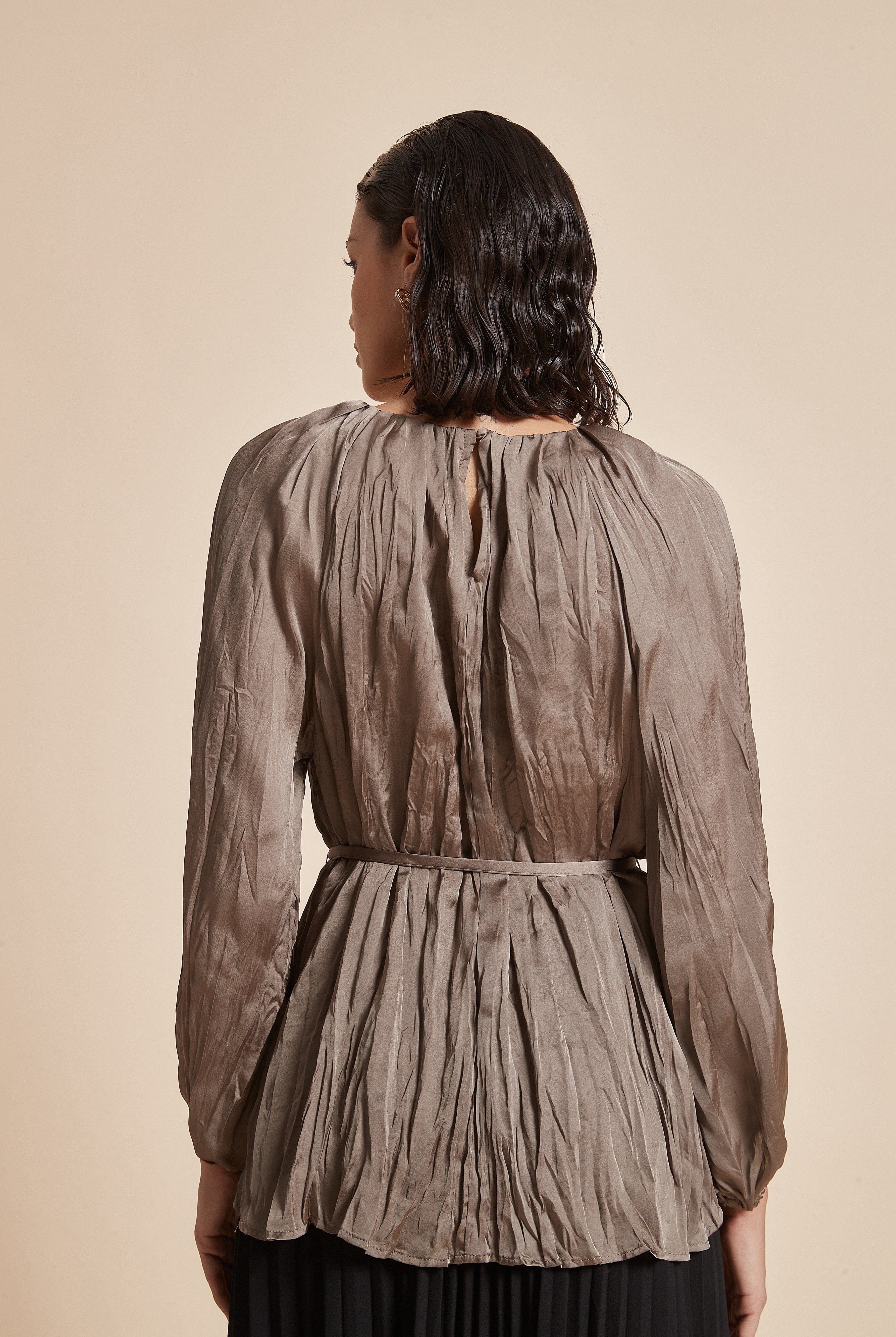 يولا بلوزة نسائية طويلة بكم طويل ورقبة قارب مع تفاصيل كشكش وحزام على الخصر