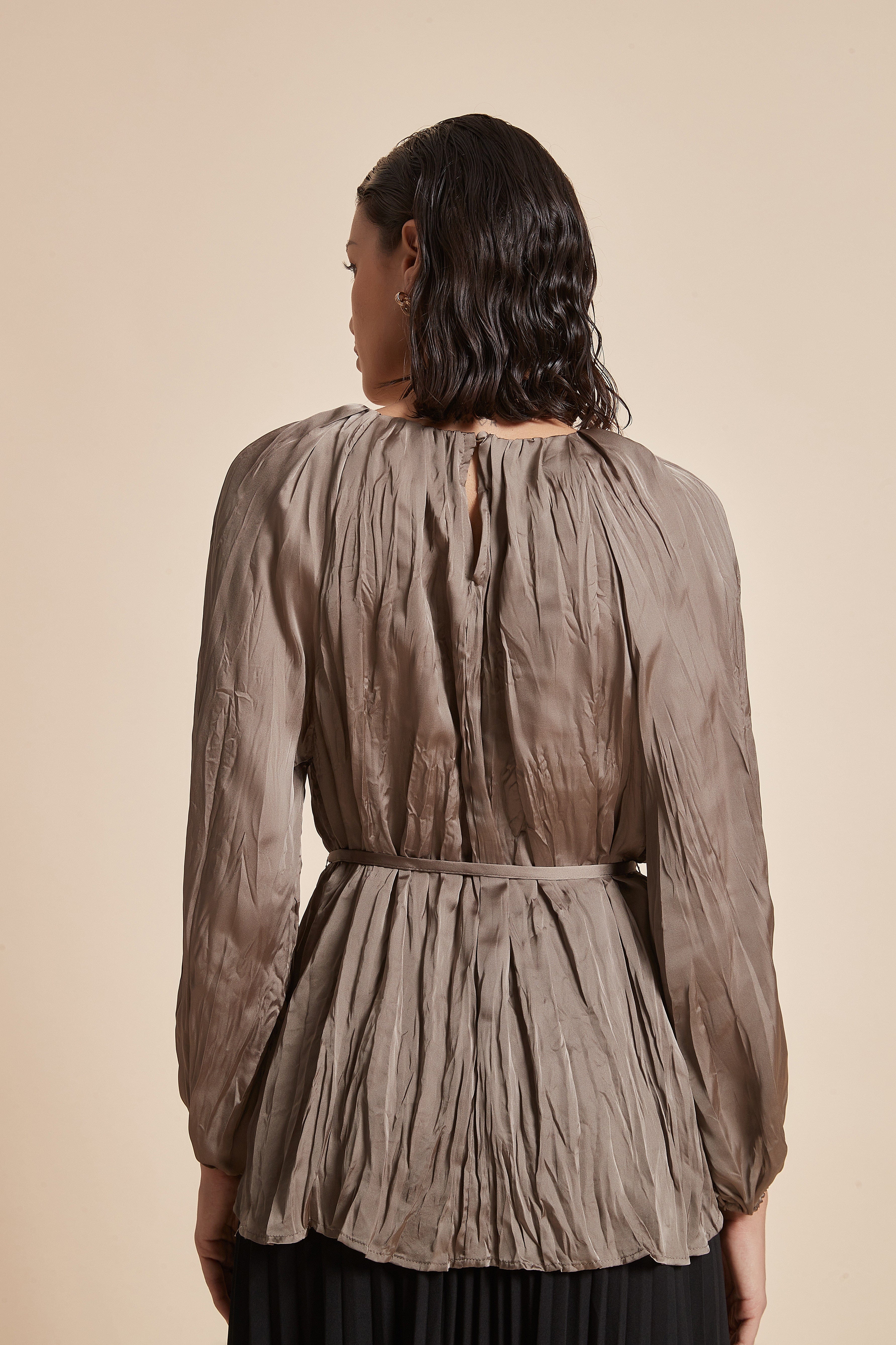 يولا بلوزة نسائية طويلة بكم طويل ورقبة قارب مع تفاصيل كشكش وحزام على الخصر