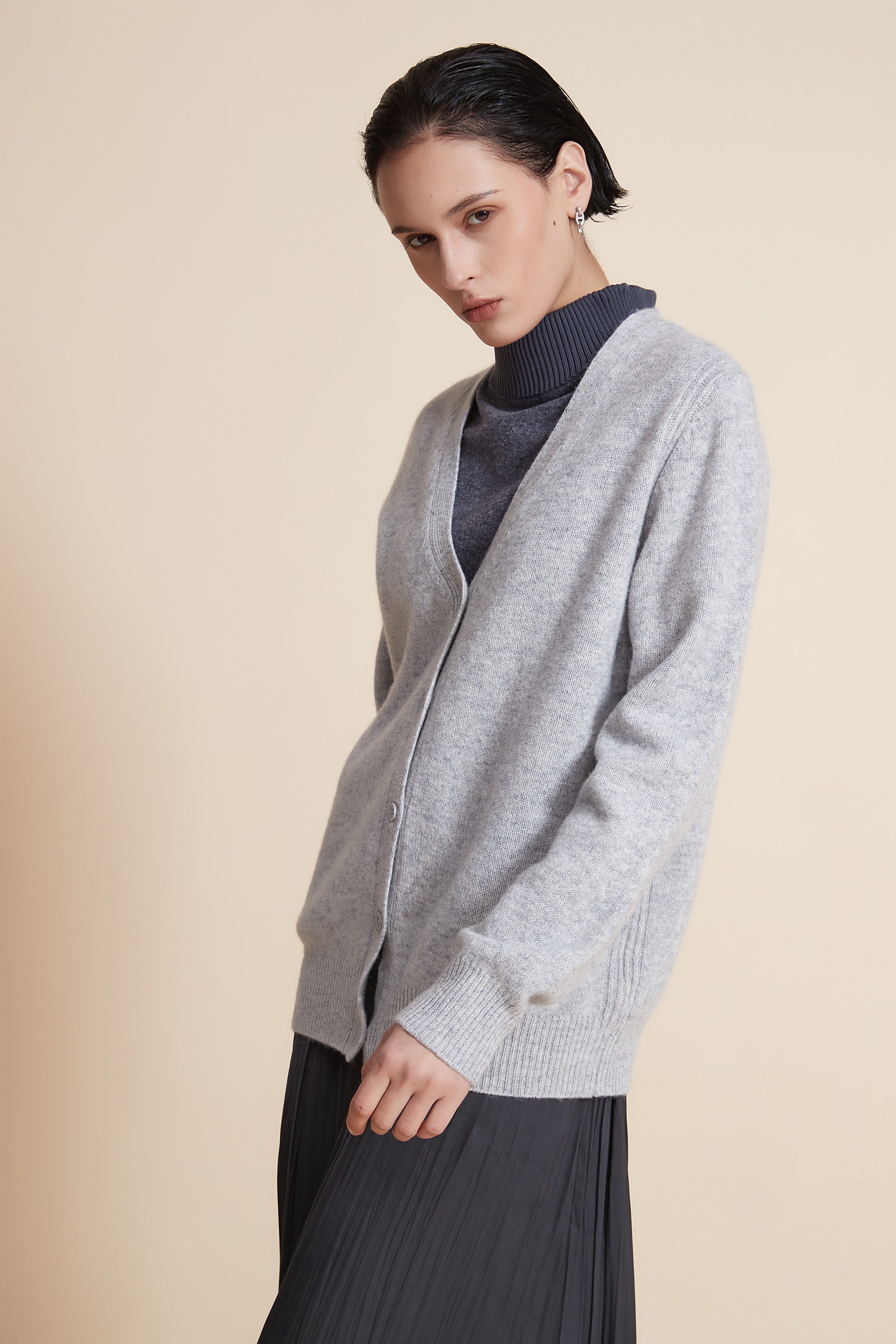 يولا كارديجان سادة بأزرار كم طويل